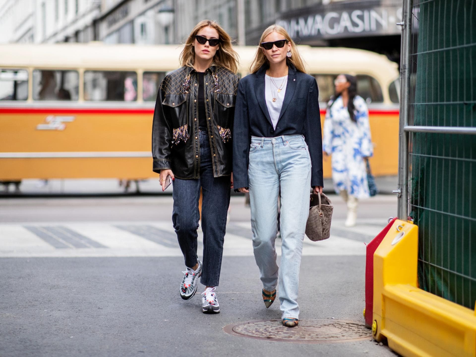 Zwei Frauen in Jeans Zwei Frauen in Jeans