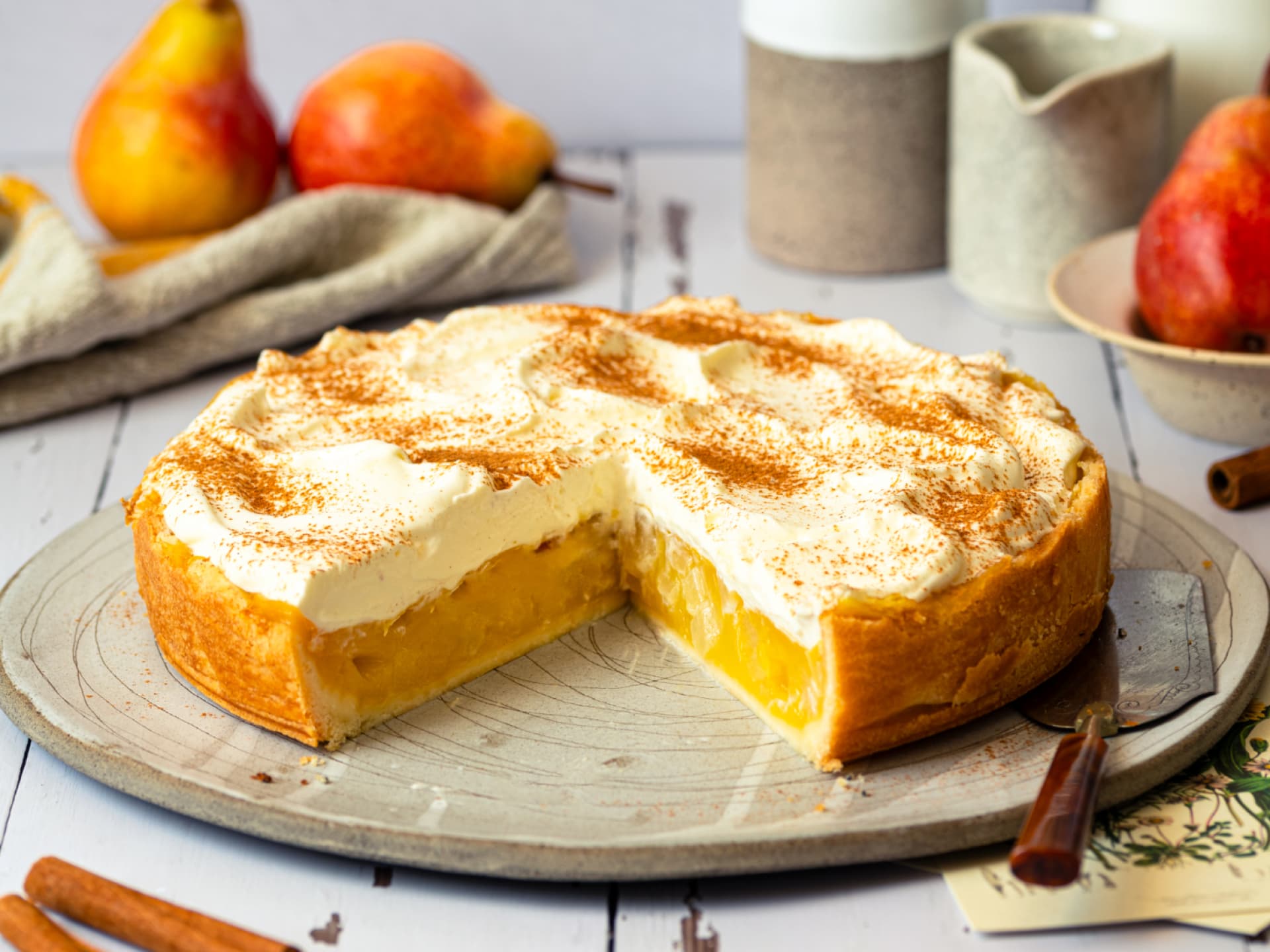 Birnenkuchen mit Pudding und Schmandcreme Birnenkuchen mit Pudding und Schmandcreme