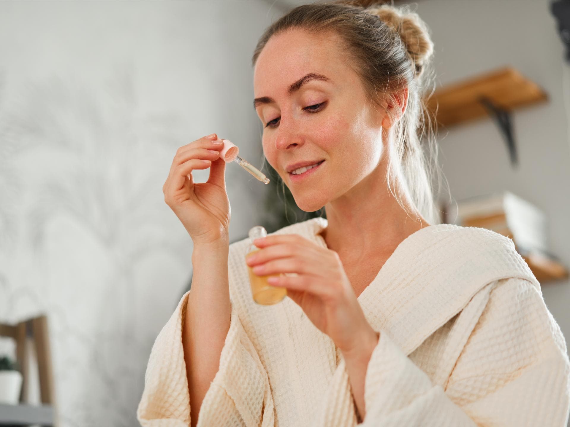 Retinol oder Hyaluron  Frau trägt Serum auf