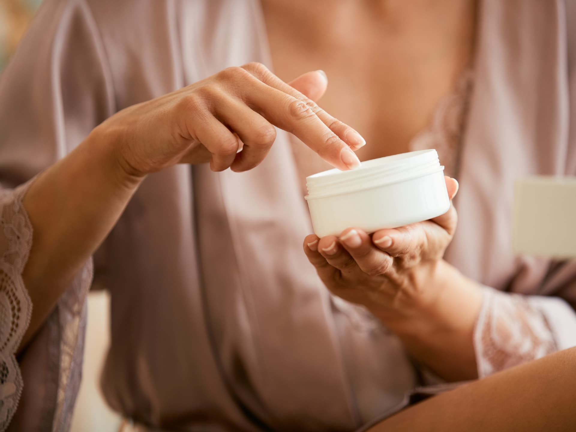 Frau mit Nachtcreme von dm Frau mit Nachtcreme von dm