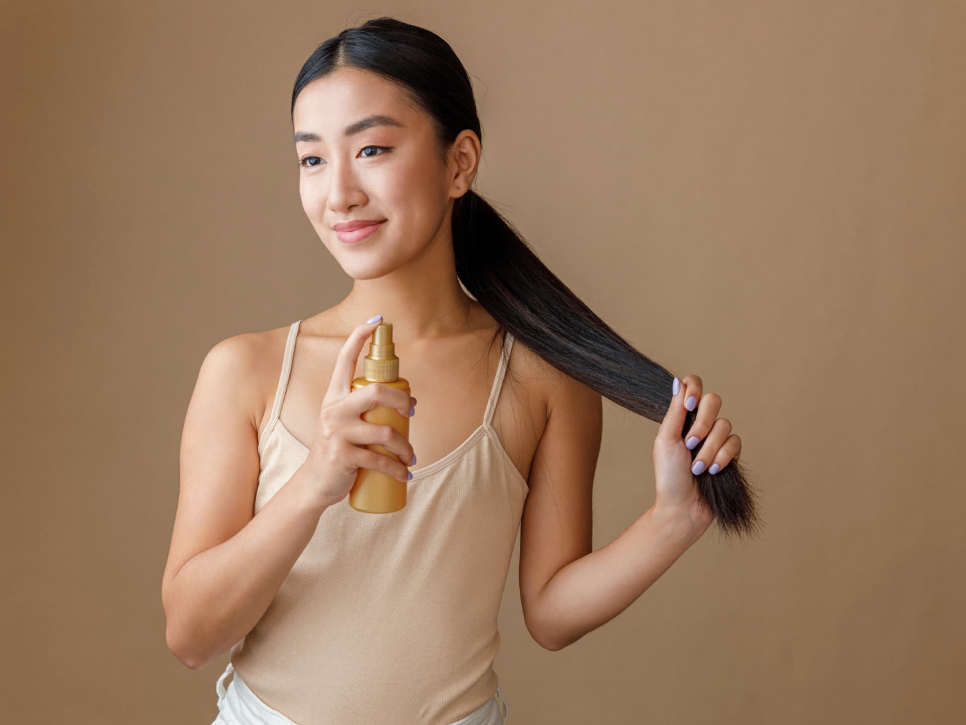 Frau mit Frizz-Spray von dm Frau mit Frizz-Spray von dm