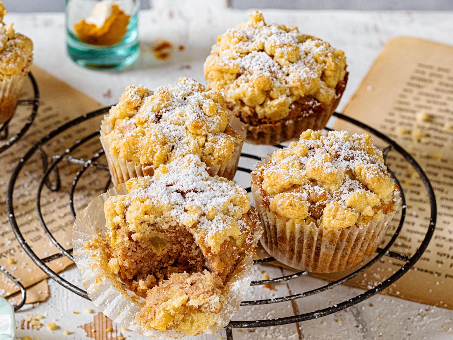Apfel-Walnuss-Muffins mit Kurkuma-Skyr Apfel-Walnuss-Muffins mit Kurkuma-Skyr