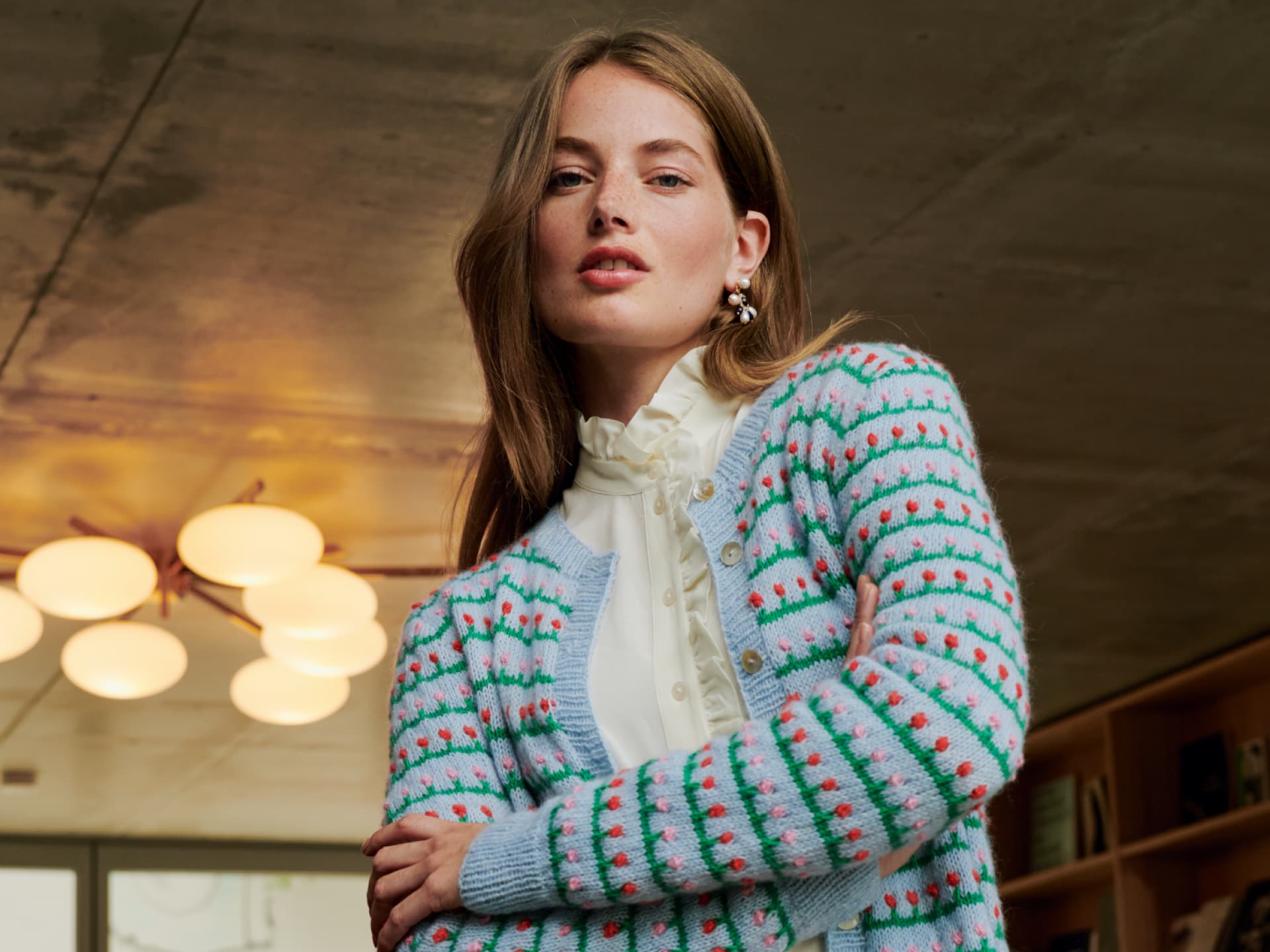 Frau in Strickjacke mit Mini-Tulpen Frau in Strickjacke mit Mini-Tulpen