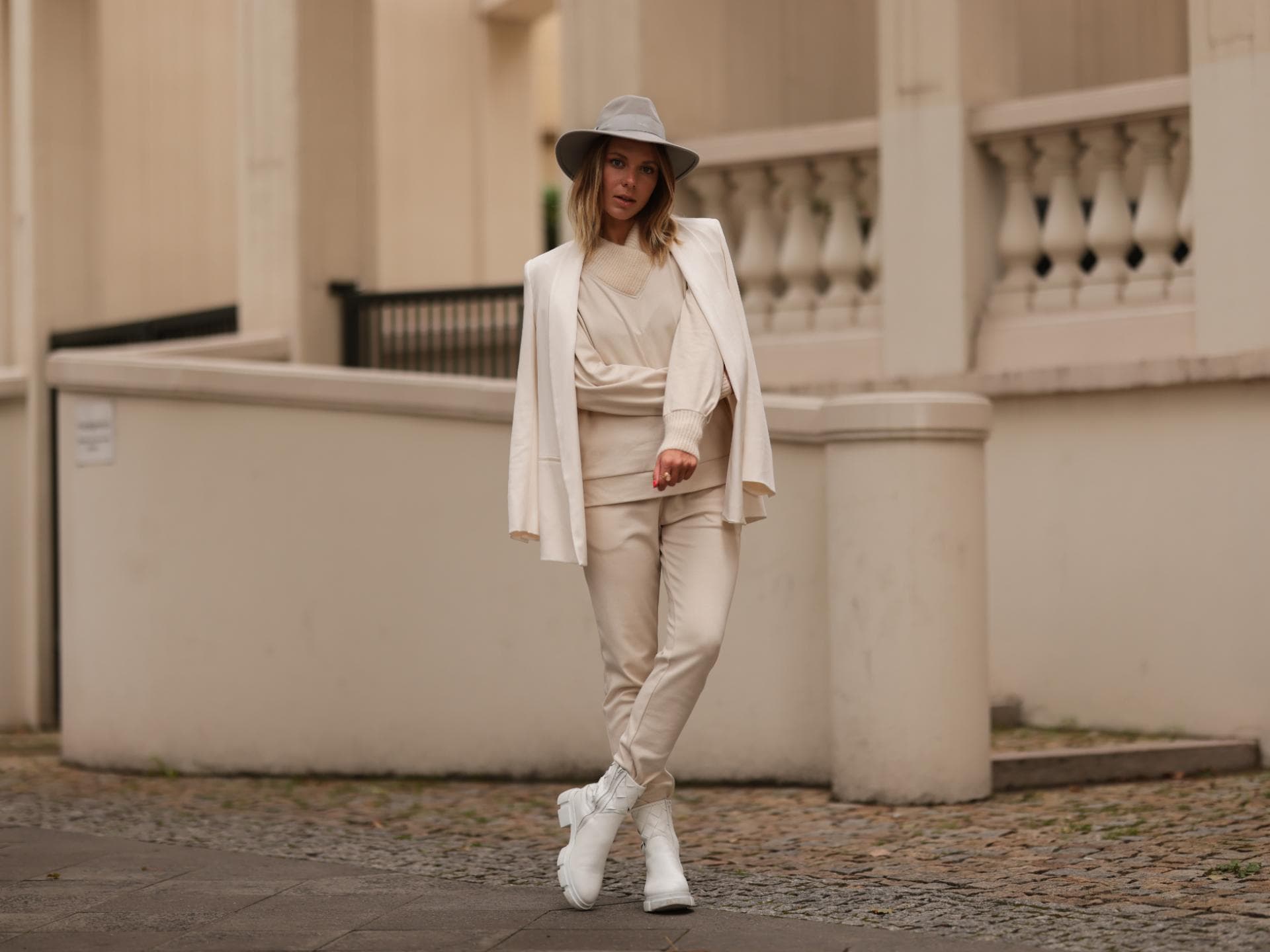 Frau mit hellem Outfit Frau mit hellem Outfit
