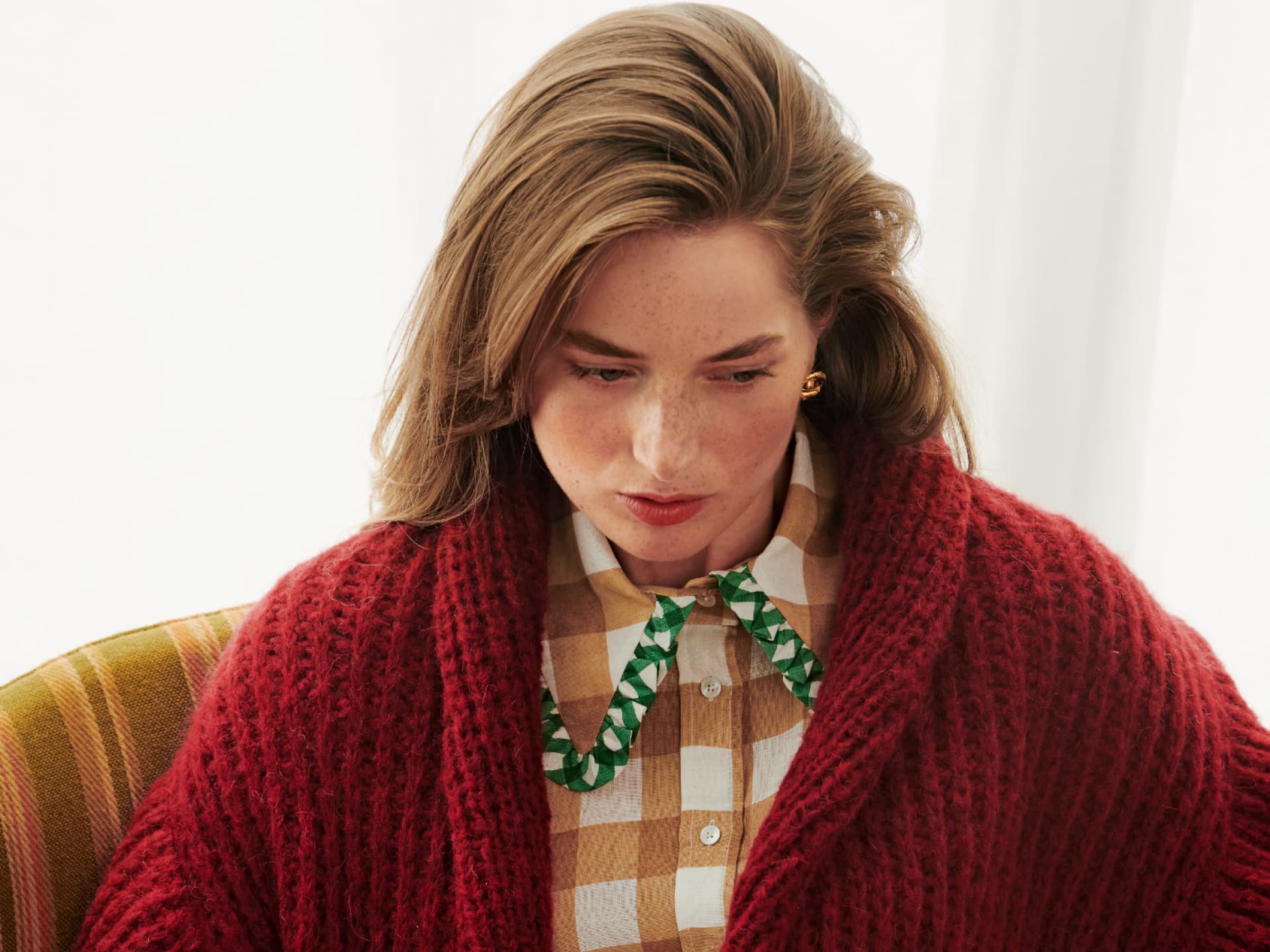 Frau in gestrickter Grobstrickjacke Frau in gestrickter Grobstrickjacke