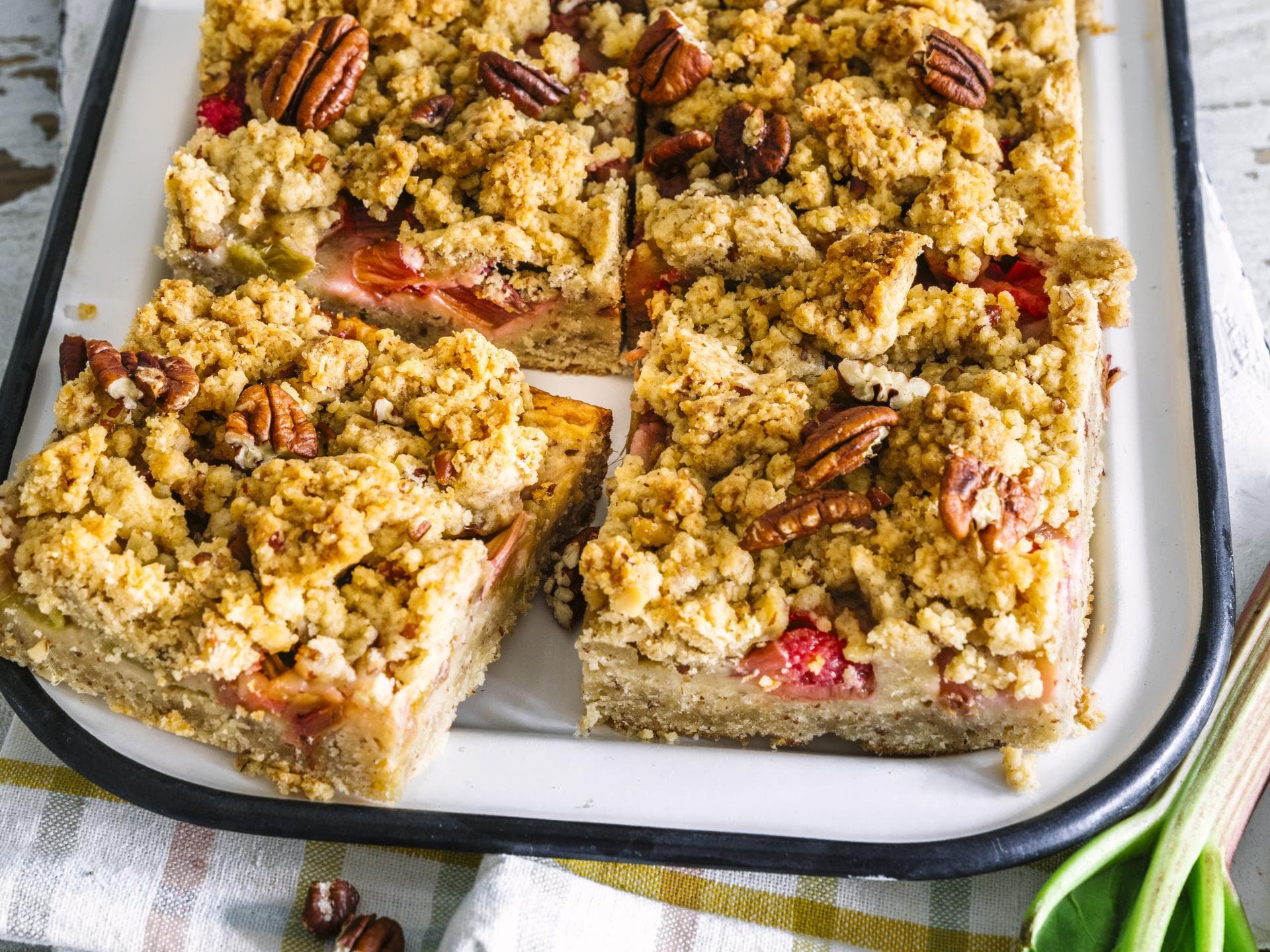Veganer Rhabarberkuchen mit Streuseln Veganer Rhabarberkuchen mit Streuseln