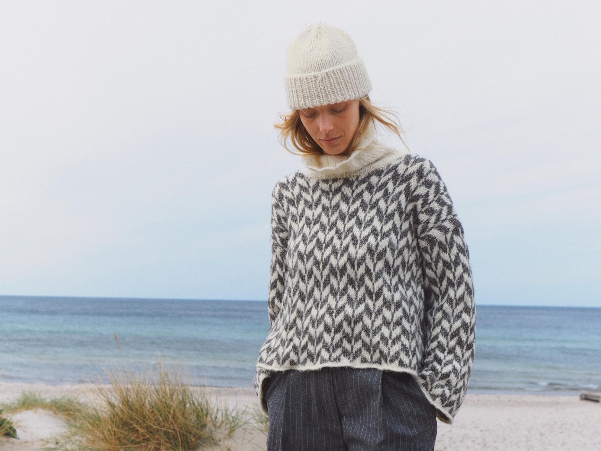 Model mit Statement-Rollkragenpullover von Lana Grossa Model mit Statement-Rollkragenpullover von Lana Grossa