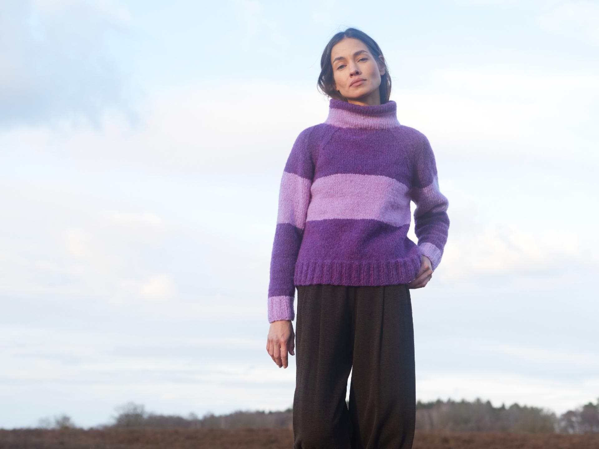 Model in gestricktem Blockstreifen-Pullover von Lana Grossa Model in gestricktem Blockstreifen-Pullover von Lana Grossa