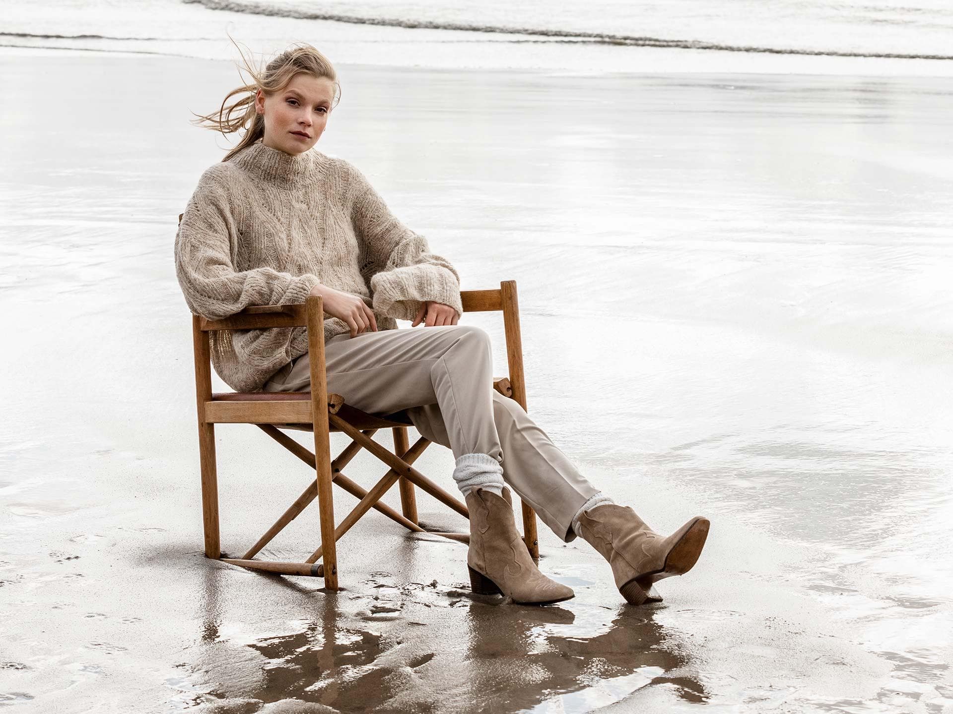 Model in Strickpullover mit Flechtmuster von Lana Grossa Model in Strickpullover mit Flechtmuster von Lana Grossa