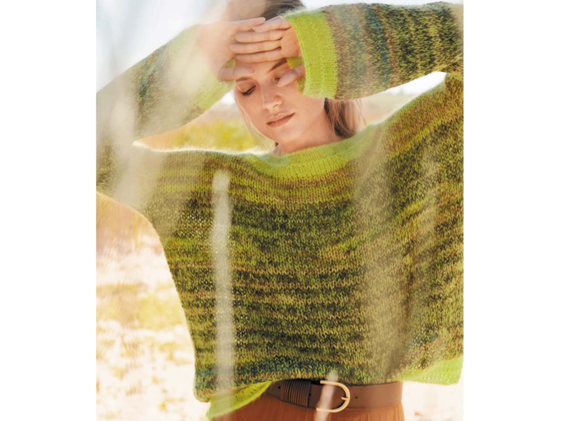 Model in grün-meliertem Strickpullover von Lana Grossa Model in grün-meliertem Strickpullover von Lana Grossa