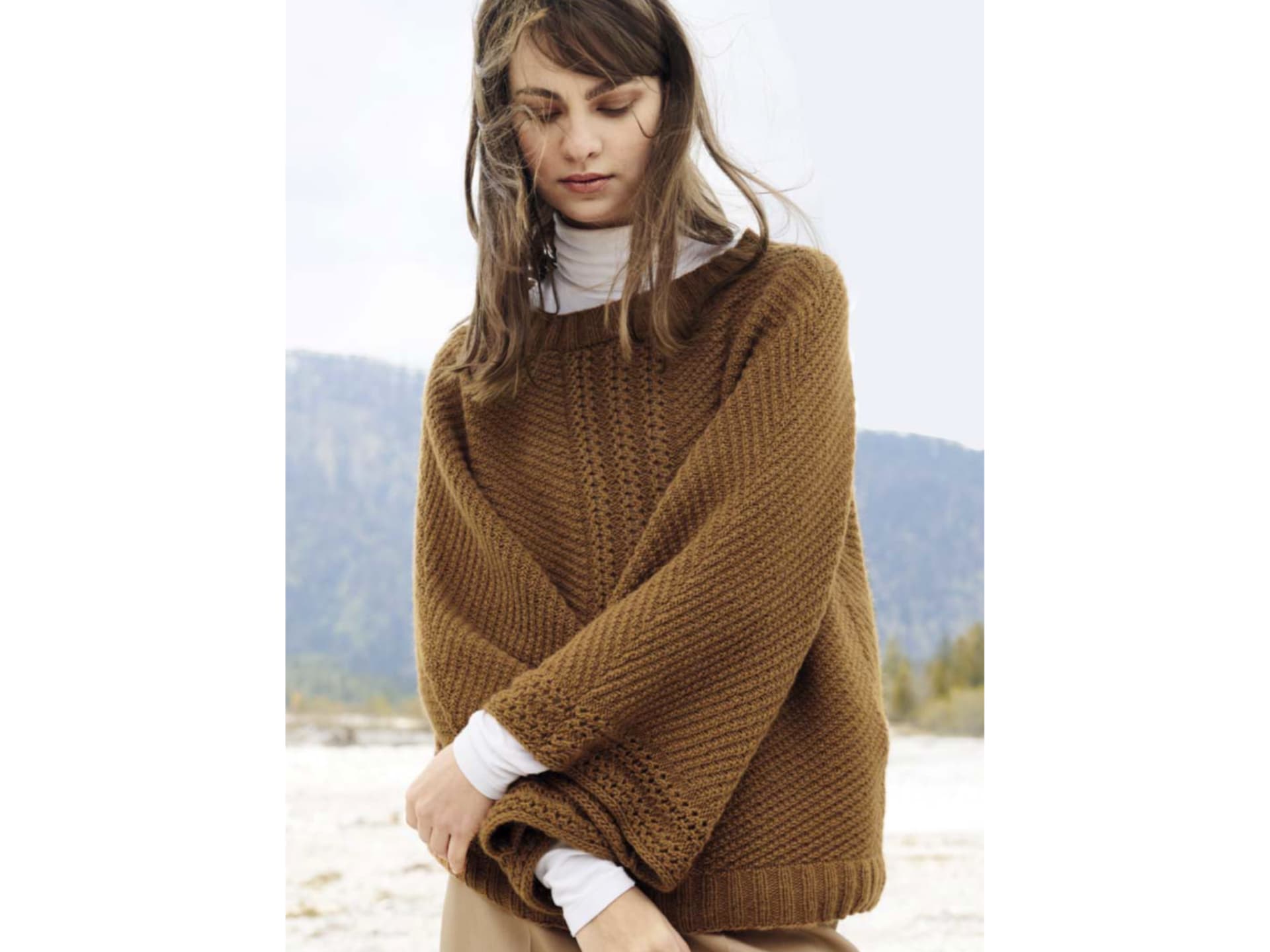 Model in Kaschmir-Pullover mit edlem Flechtmuster von Lana Grossa Model in Kaschmir-Pullover mit edlem Flechtmuster von Lana Grossa