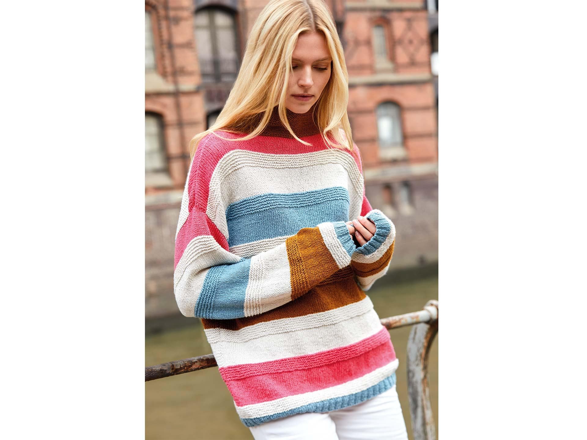 Model in Seidenmix-Strickpullover mit Blockstreifen von Lana Grossa Model in Seidenmix-Strickpullover mit Blockstreifen von Lana Grossa