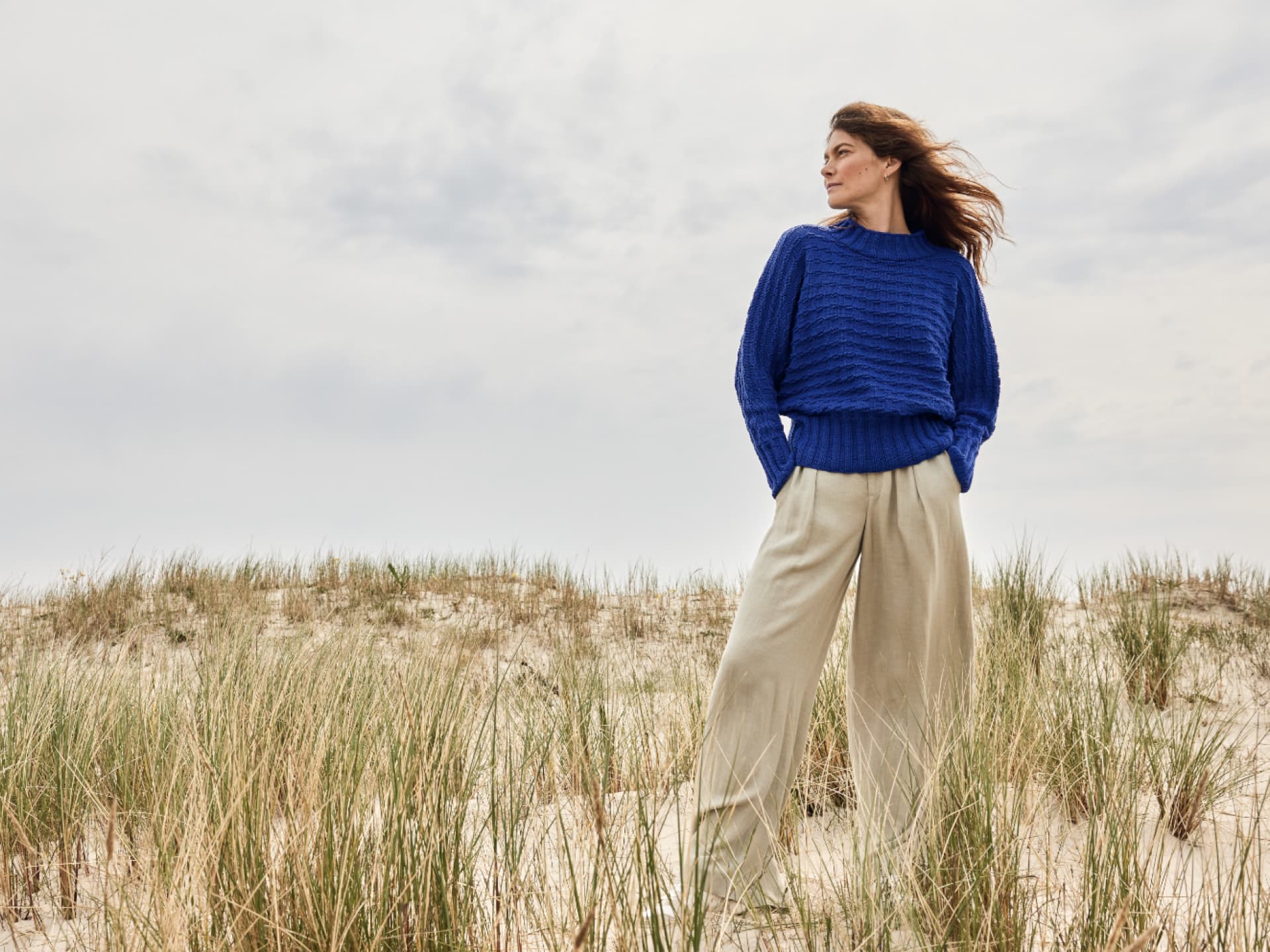 Model in marineblauem Pullover mit Fledermausärmeln von Lana Grossa Model in marineblauem Pullover mit Fledermausärmeln von Lana Grossa