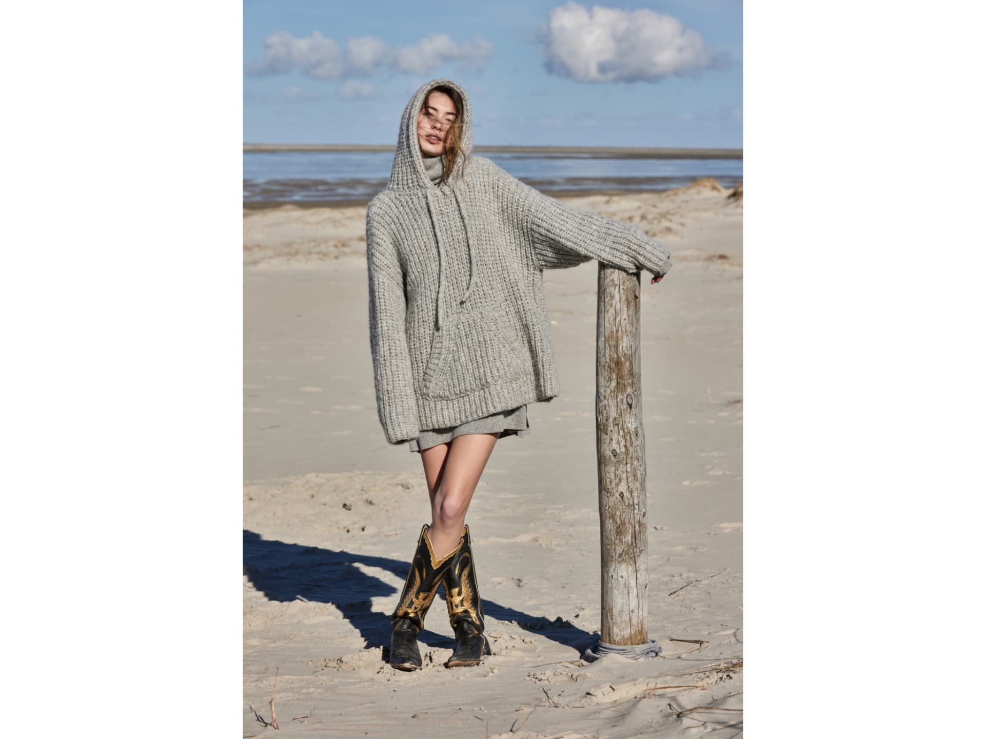 Model in Grobstrick-Kapuzenpullover von Lana Grossa Model in Grobstrick-Kapuzenpullover von Lana Grossa