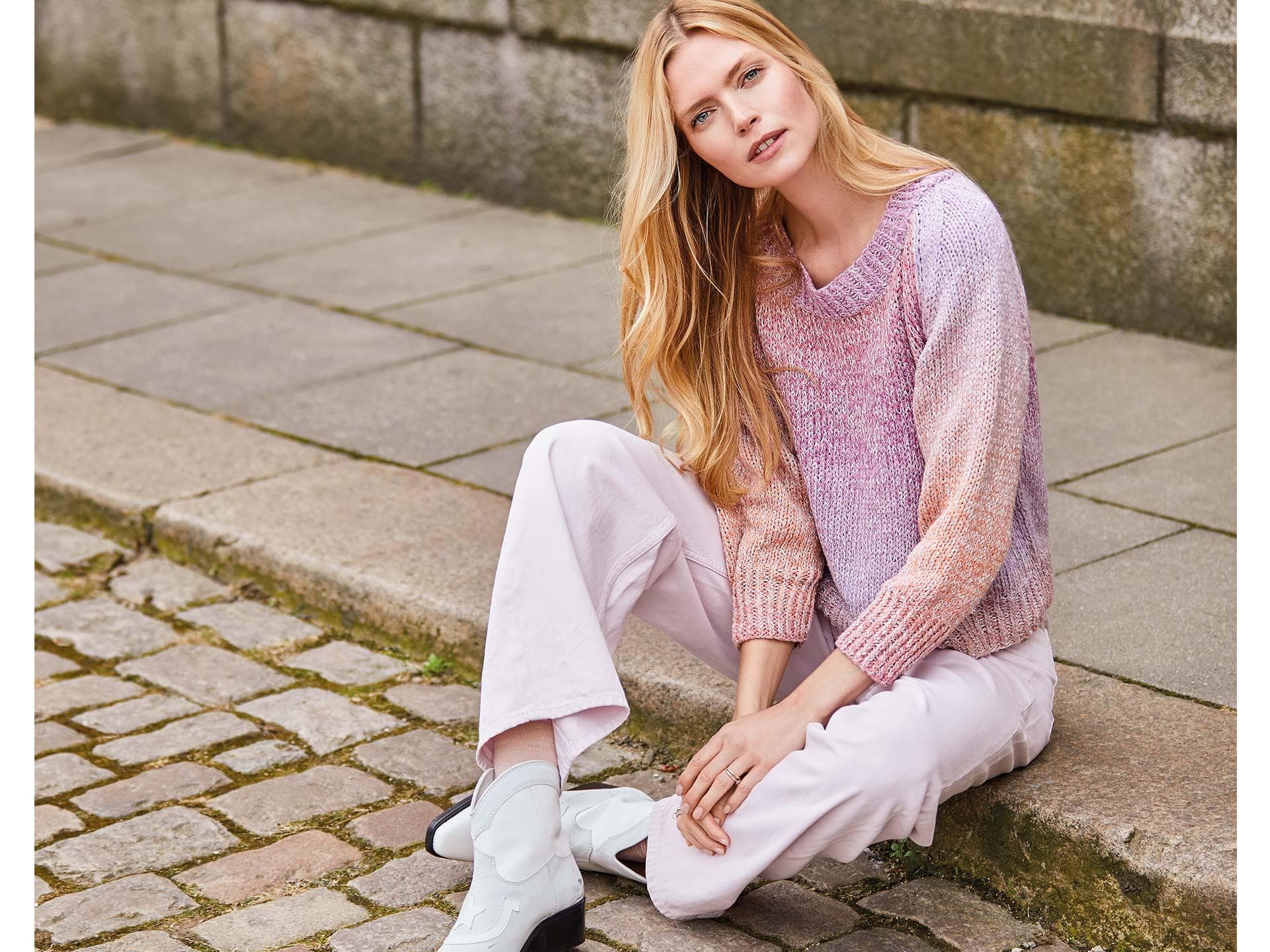 Model in Raglan-Pullover mit Dégradé-Effekt von Lana Grossa Model in Raglan-Pullover mit Dégradé-Effekt von Lana Grossa