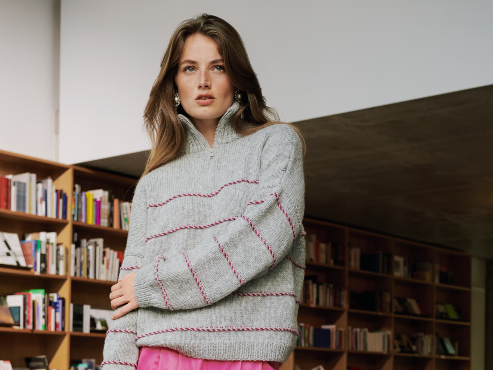 Model in Troyer-Strickpullover von Lana Grossa Model in Troyer-Strickpullover von Lana Grossa