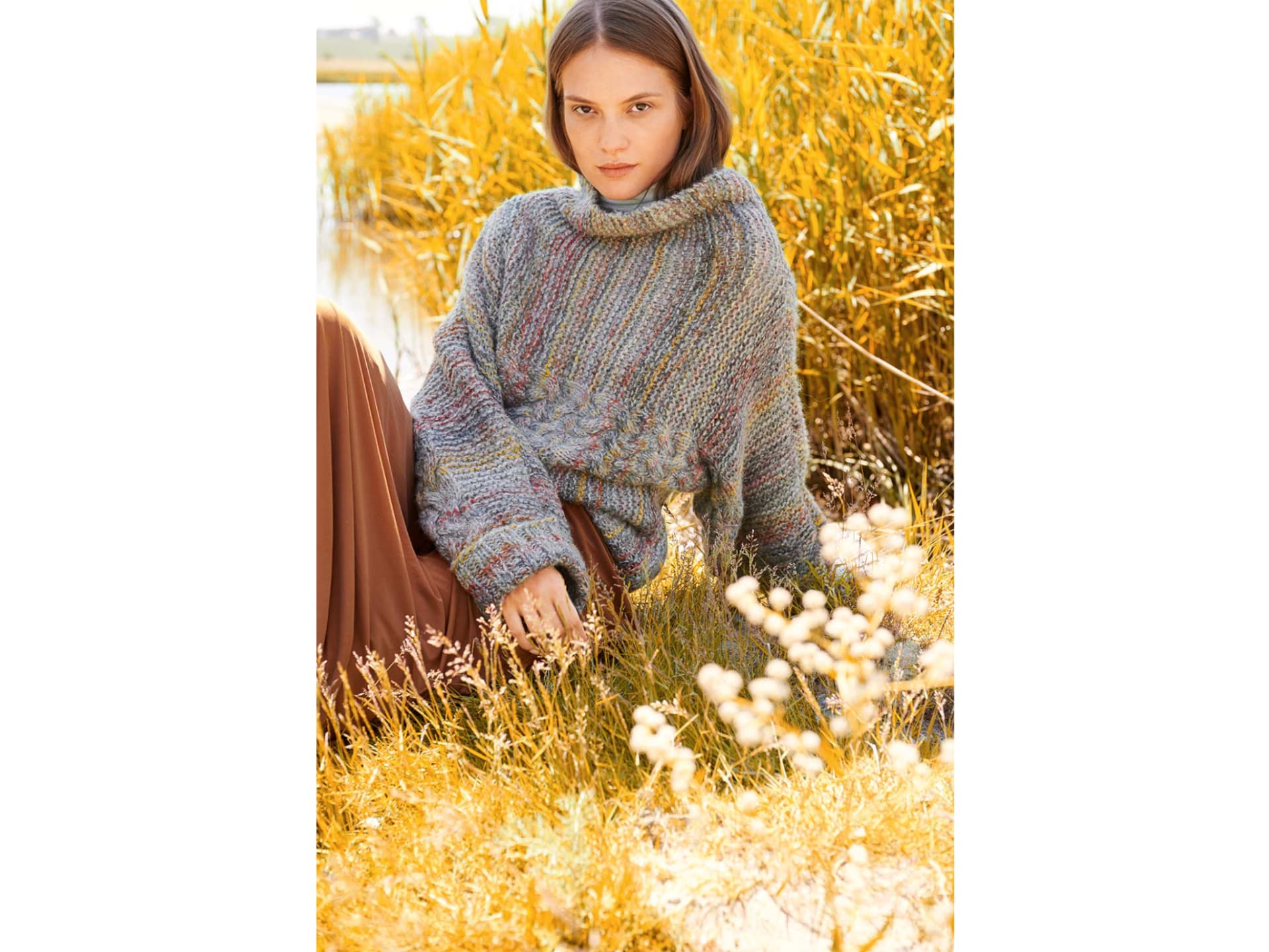 Model in Oversize-Strickpullover in Multicolor-Optik von Lana Grossa Model in Oversize-Strickpullover in Multicolor-Optik von Lana Grossa