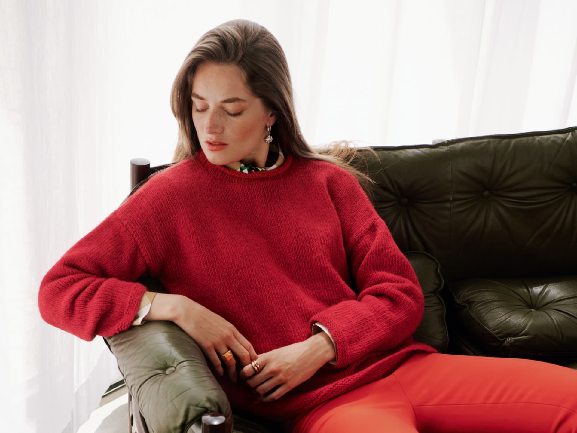 Model in rotem Strickpullover von Lana Grossa Model in rotem Strickpullover von Lana Grossa