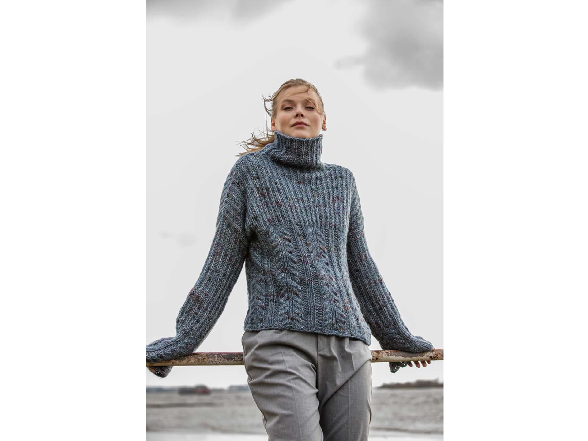 Model mit grauem Zopfmuster-Pullover von Lana Grossa Model mit grauem Zopfmuster-Pullover von Lana Grossa