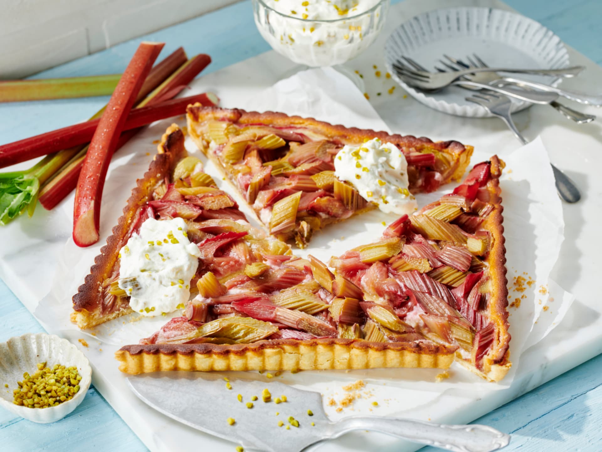 Rhabarber-Tarte mit Marzipan und Sahne Rhabarber-Tarte mit Marzipan und Sahne