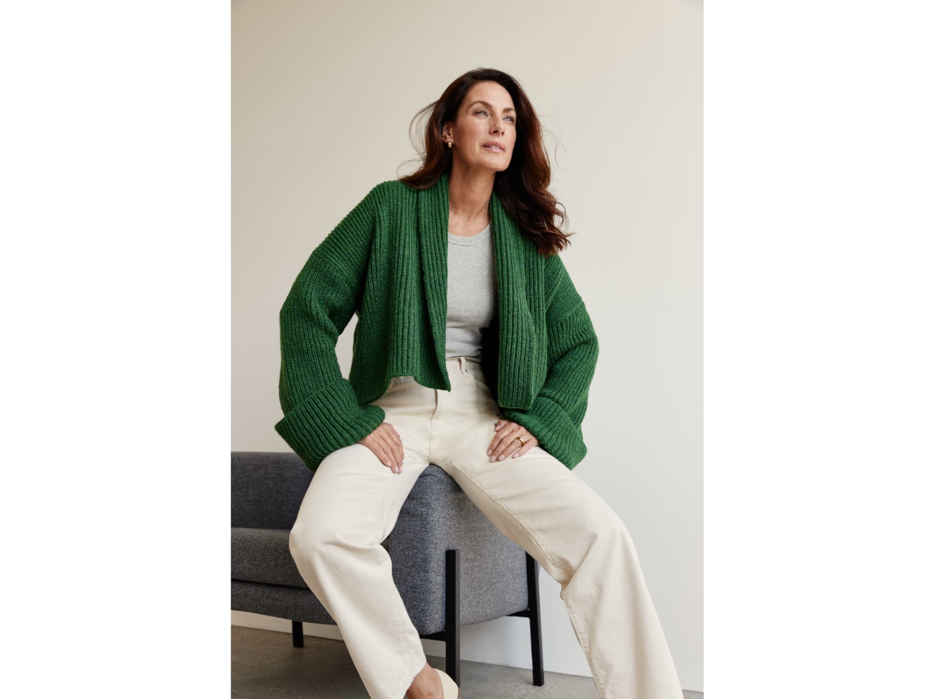 Model in grüner Strickjacke von Lana Grossa Model in grüner Strickjacke von Lana Grossa