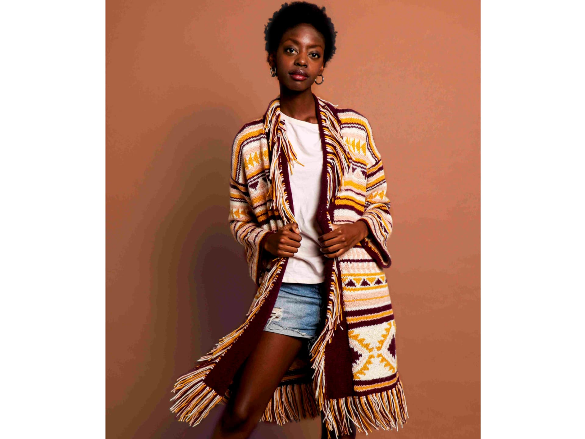 Model in Ethno-Strickjacke von We Are Knitters Model in Ethno-Strickjacke von We Are Knitters