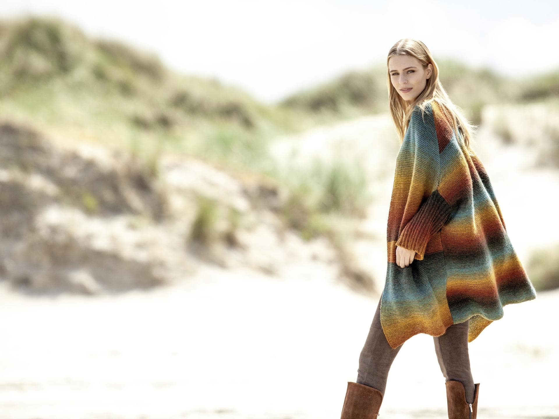 Model in bunter Strickjacke von Lana Grossa Model in bunter Strickjacke von Lana Grossa