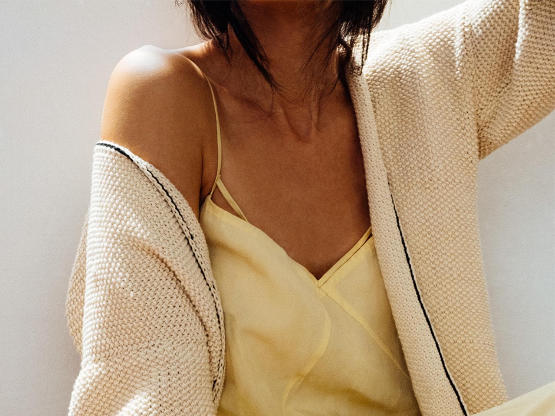 Model in Coconut-Cardigan von We Are Knitters Model in Coconut-Cardigan von We Are Knitters