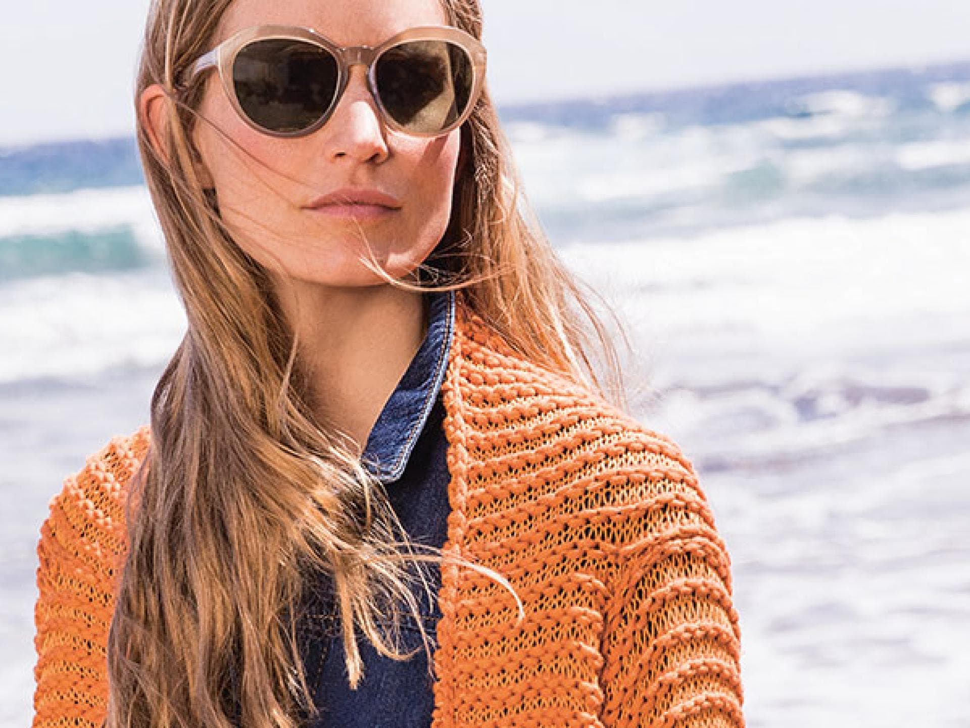 Model in hummerfarbener Strickjacke von Lana Grossa Model in hummerfarbener Strickjacke von Lana Grossa