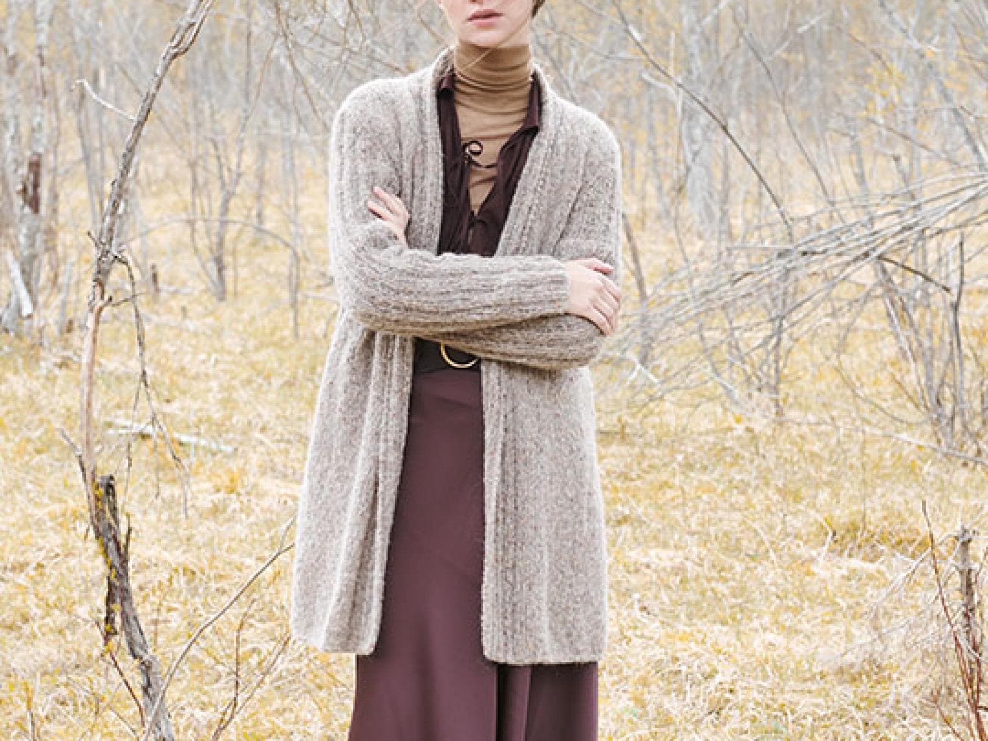Model in langer Strickjacke in A-Linie von Lana Grossa Model in langer Strickjacke in A-Linie von Lana Grossa