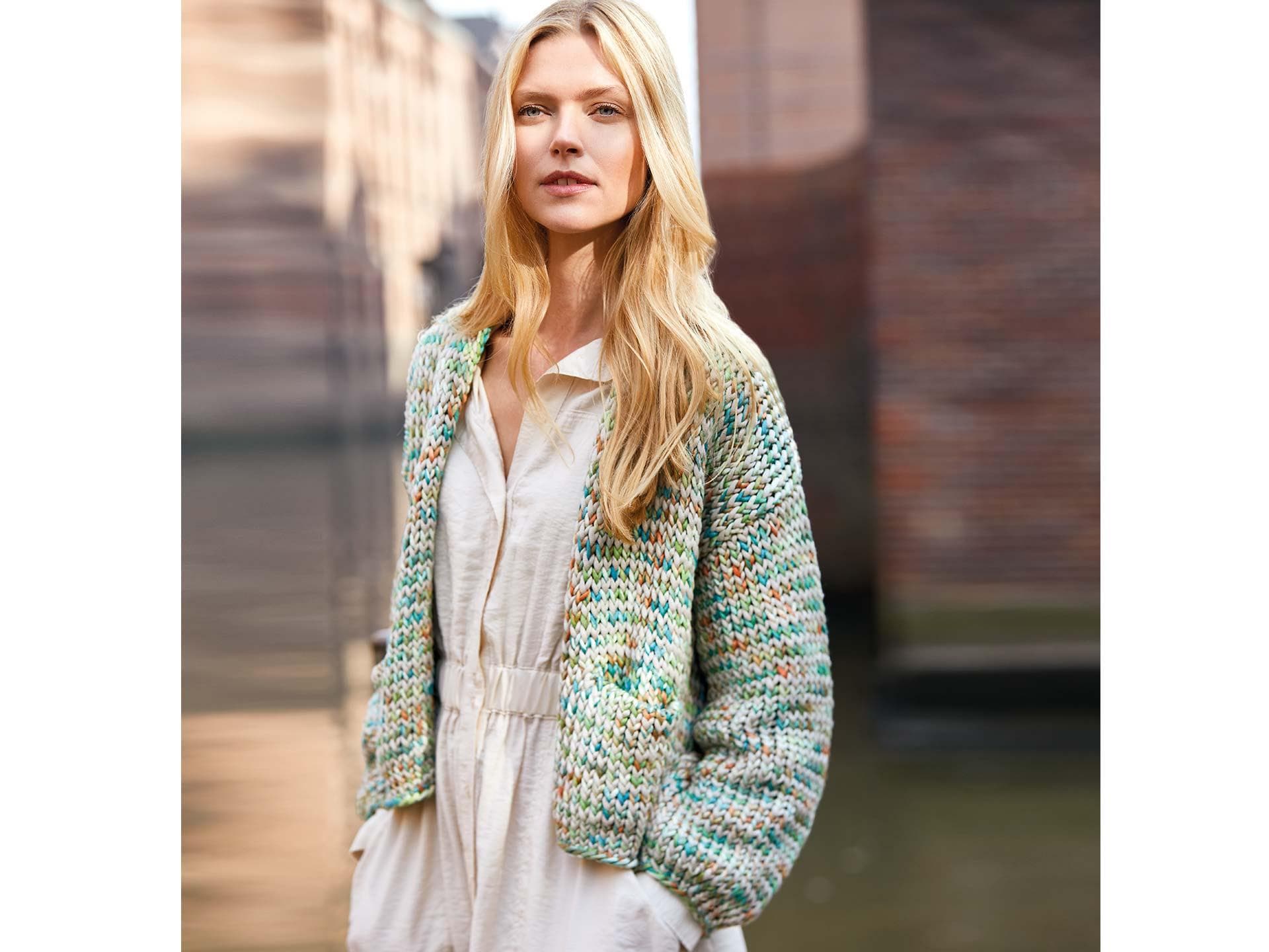 Model in bunter Pastell-Strickjacke von Lana Grossa Model in bunter Pastell-Strickjacke von Lana Grossa