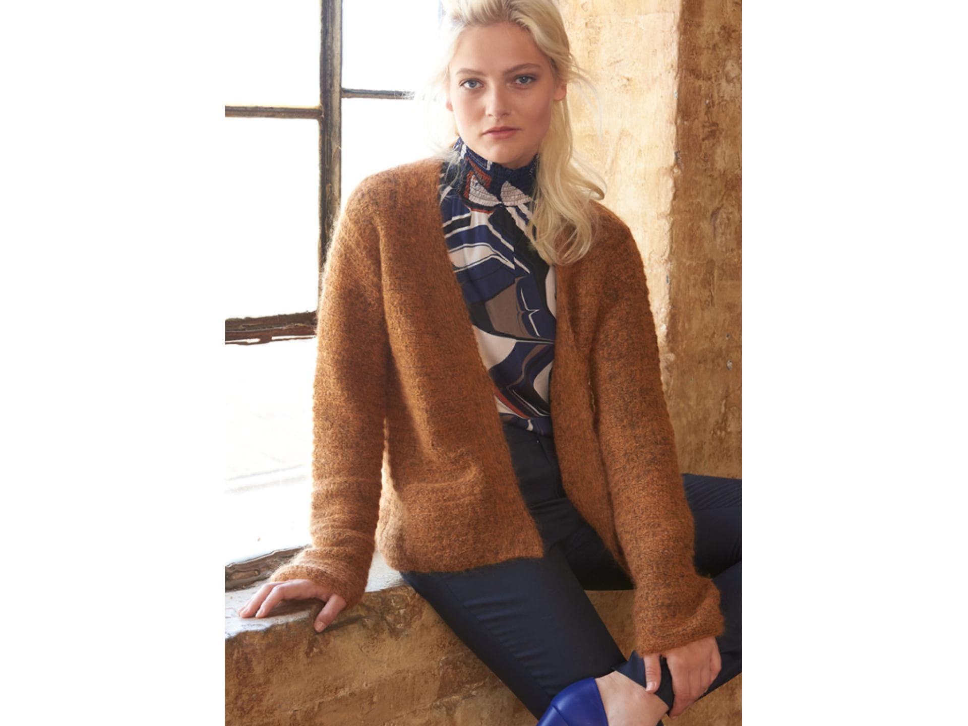 Model in karamellfarbenem Cardigan von Lana Grossa Model in karamellfarbenem Cardigan von Lana Grossa