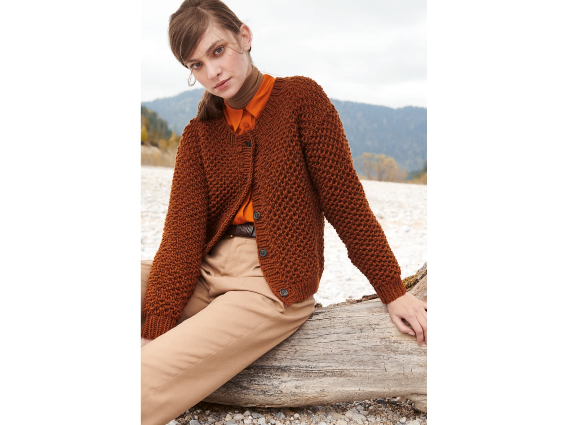 Model in Merino-Strickjacke von Lana Grossa Model in Merino-Strickjacke von Lana Grossa