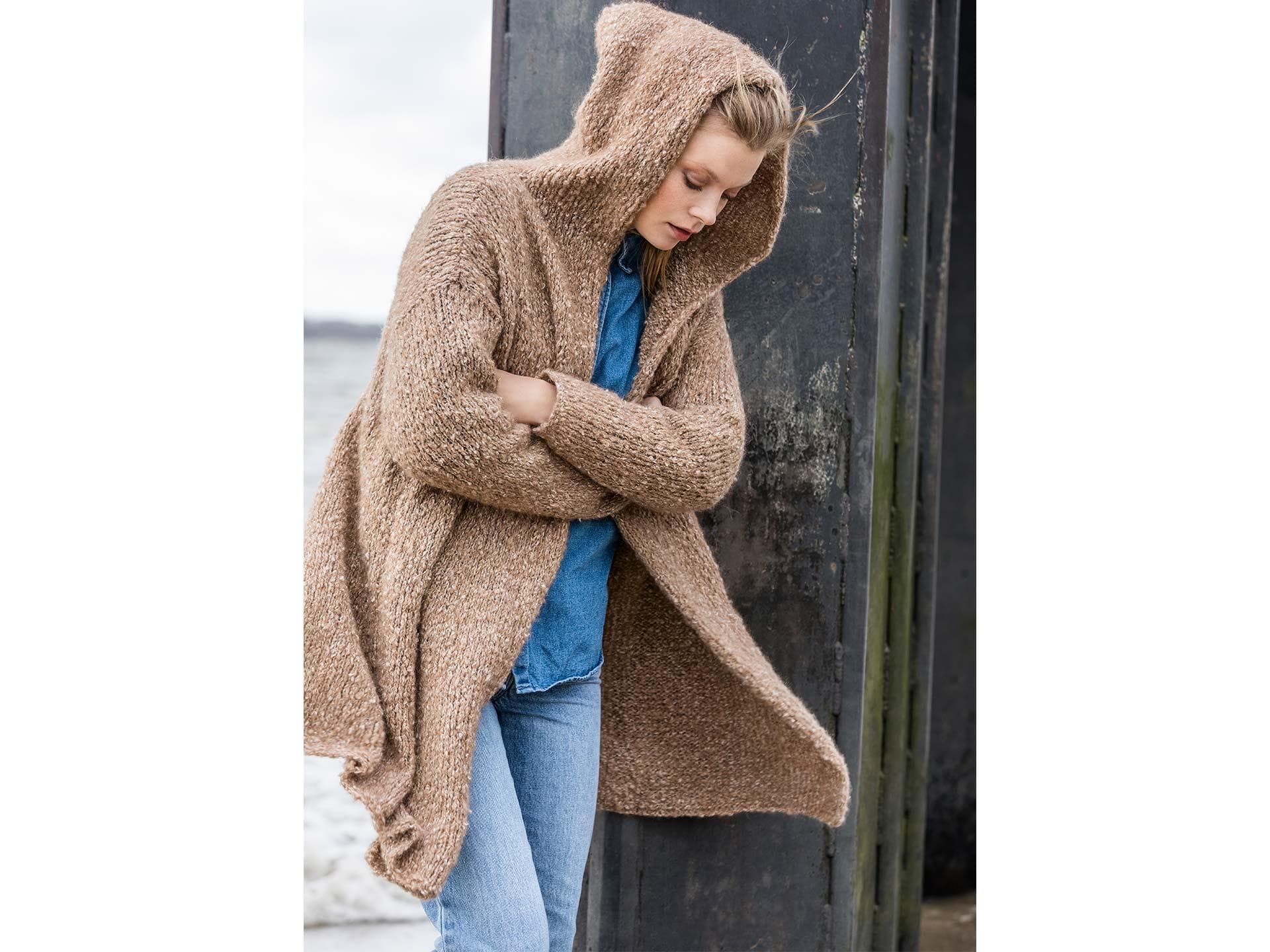 Model in lässiger Kapuzen-Strickjacke von Lana Grossa Model in lässiger Kapuzen-Strickjacke von Lana Grossa