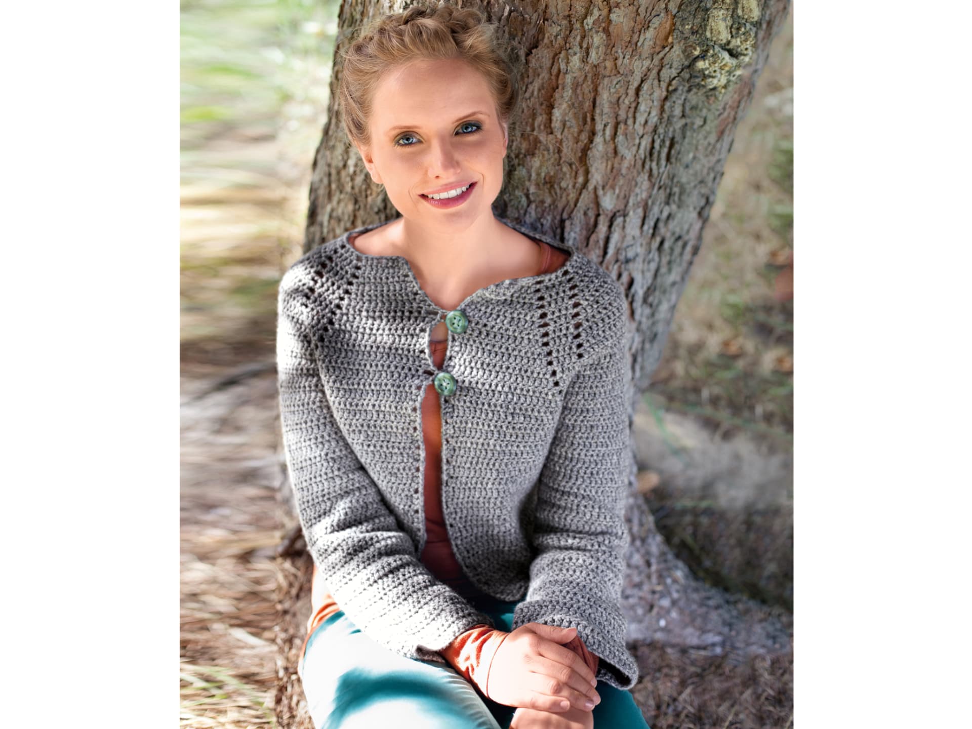 Model in grauer Häkeljacke mit Knöpfen Model in grauer Häkeljacke mit Knöpfen