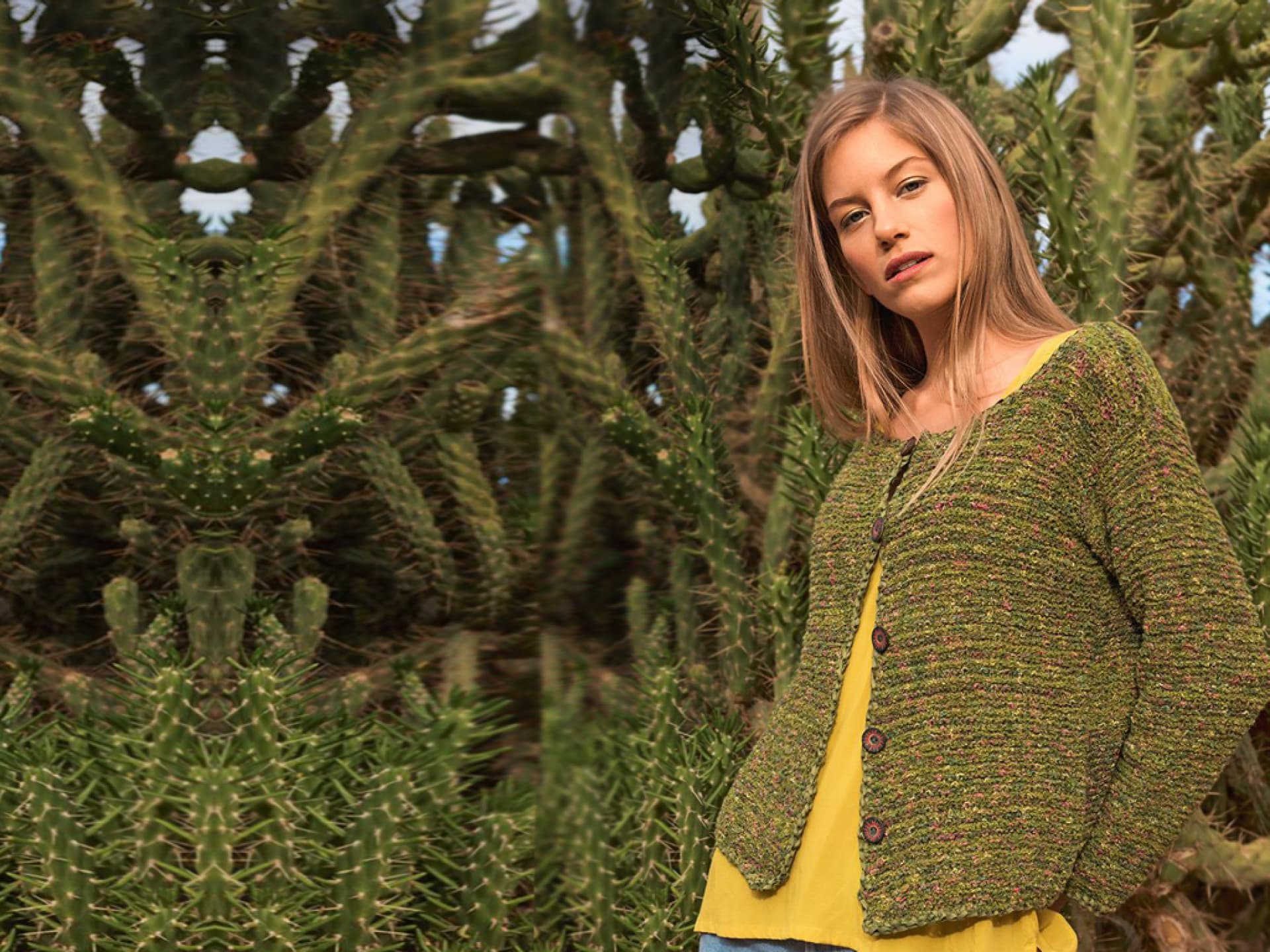 Model in Strickjacke in kräftigen Grüntönen von Lana Grossa Model in Strickjacke in kräftigen Grüntönen von Lana Grossa
