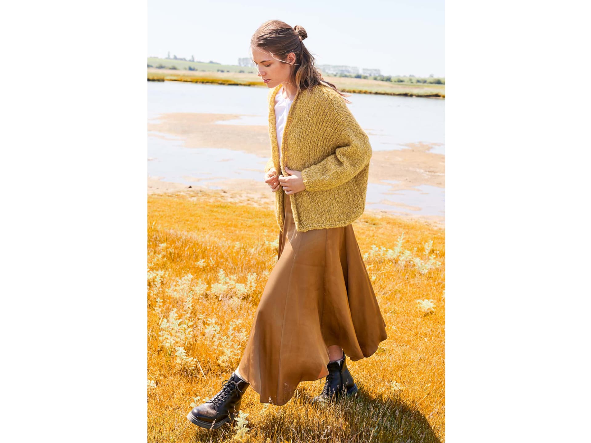 Model in Cardigan mit überlangen Schultern von Lana Grossa Model in Cardigan mit überlangen Schultern von Lana Grossa