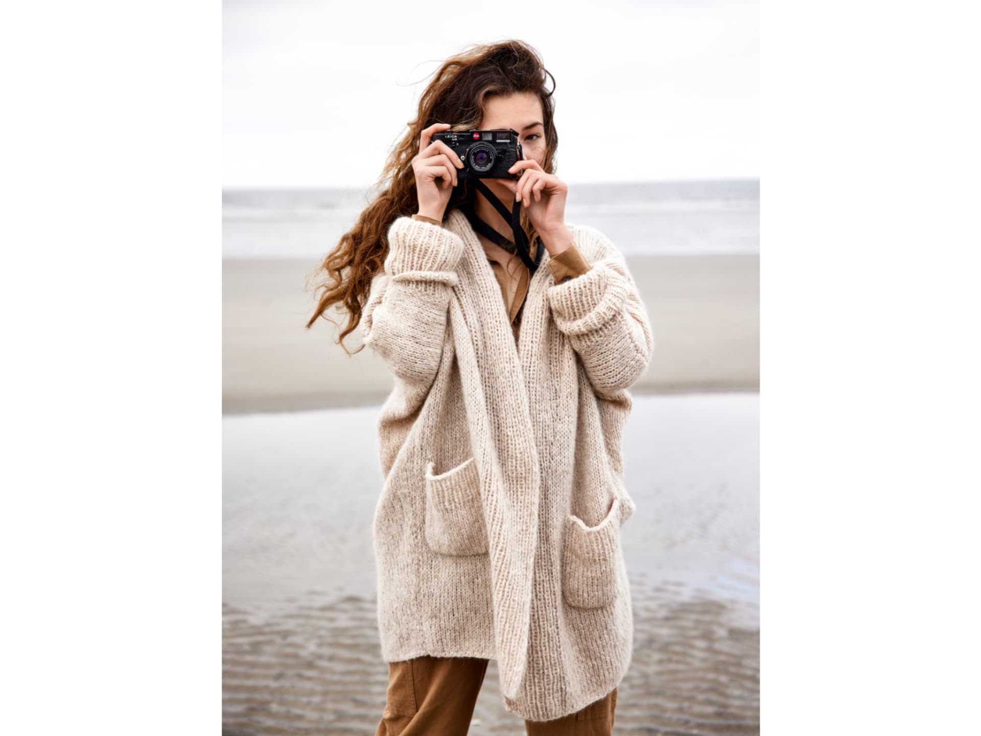 Model in XXL-Strickjacke von Lana Grossa Model in XXL-Strickjacke von Lana Grossa