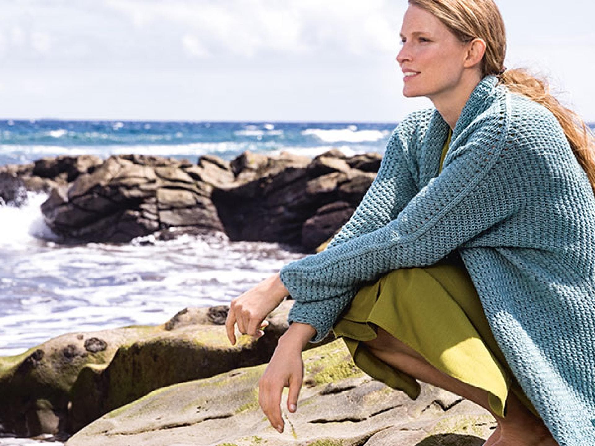 Model in ozeanfarbenem Long Cardigan von Lana Grossa Model in ozeanfarbenem Long Cardigan von Lana Grossa