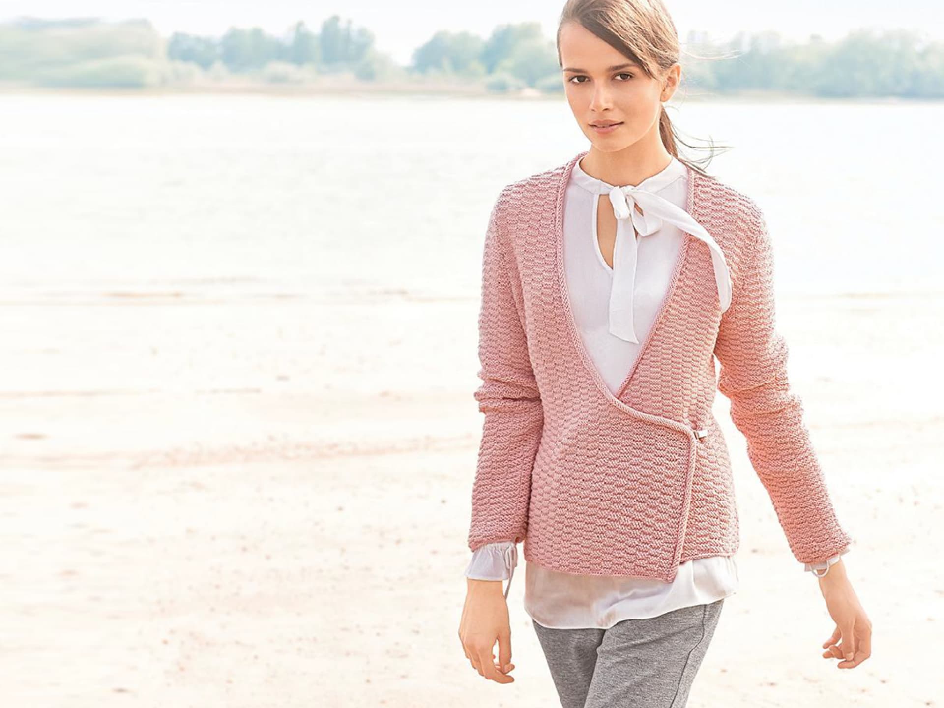 Model in rosa Strickjacke von Lana Grossa Model in rosa Strickjacke von Lana Grossa