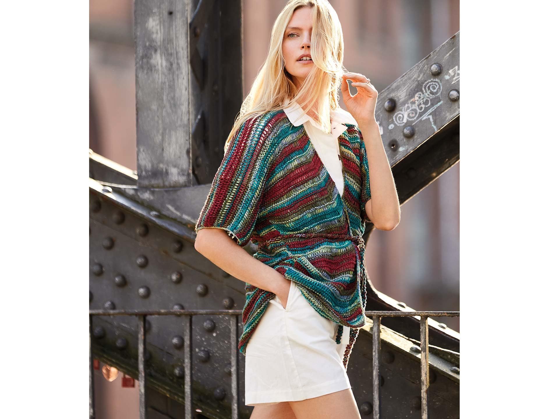 Model in bunter Ethno-Strickjacke von Lana Grossa Model in bunter Ethno-Strickjacke von Lana Grossa