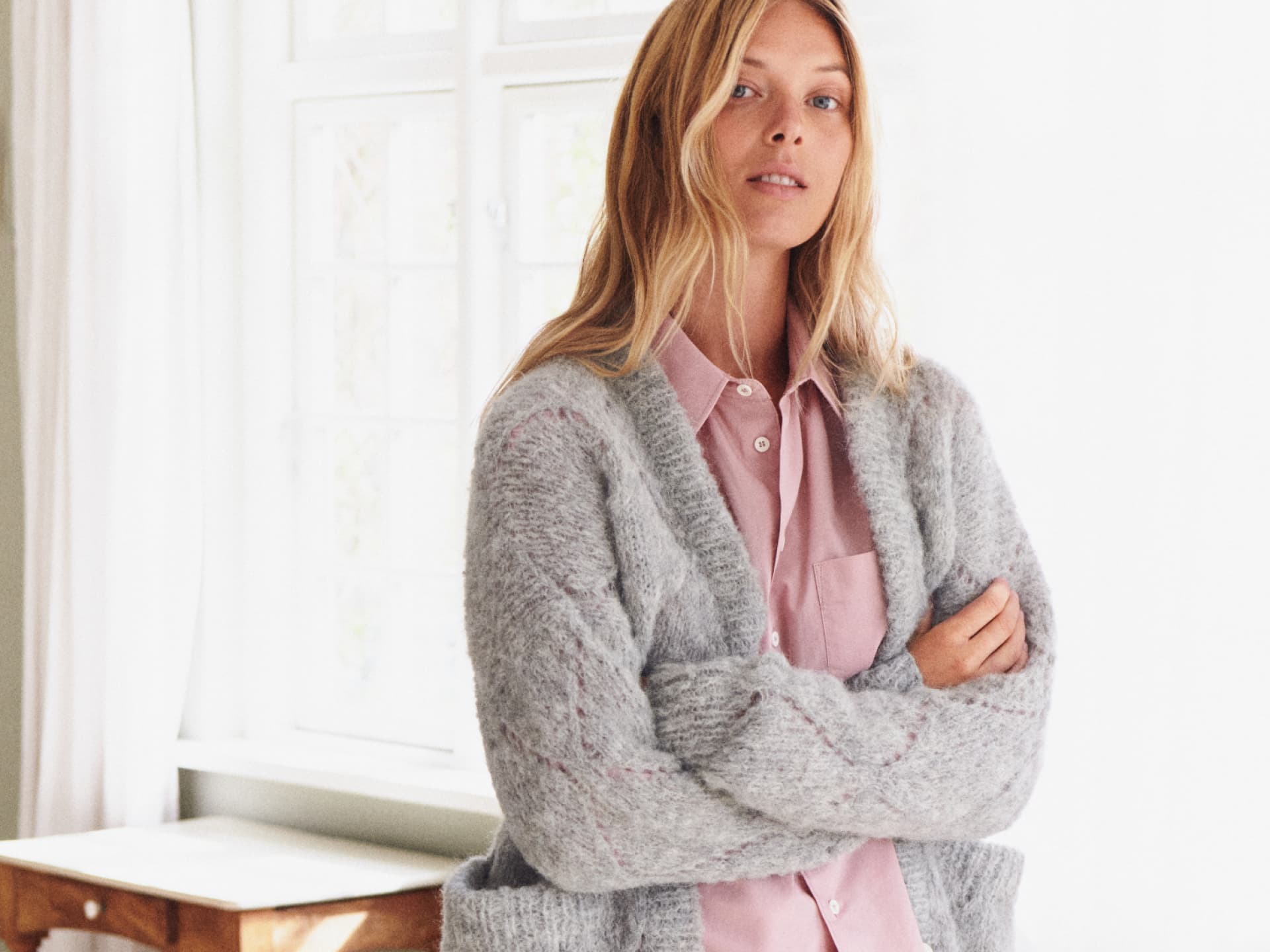 Model mit Top-Down-Strickjacke von Lana Grossa Model mit Top-Down-Strickjacke von Lana Grossa
