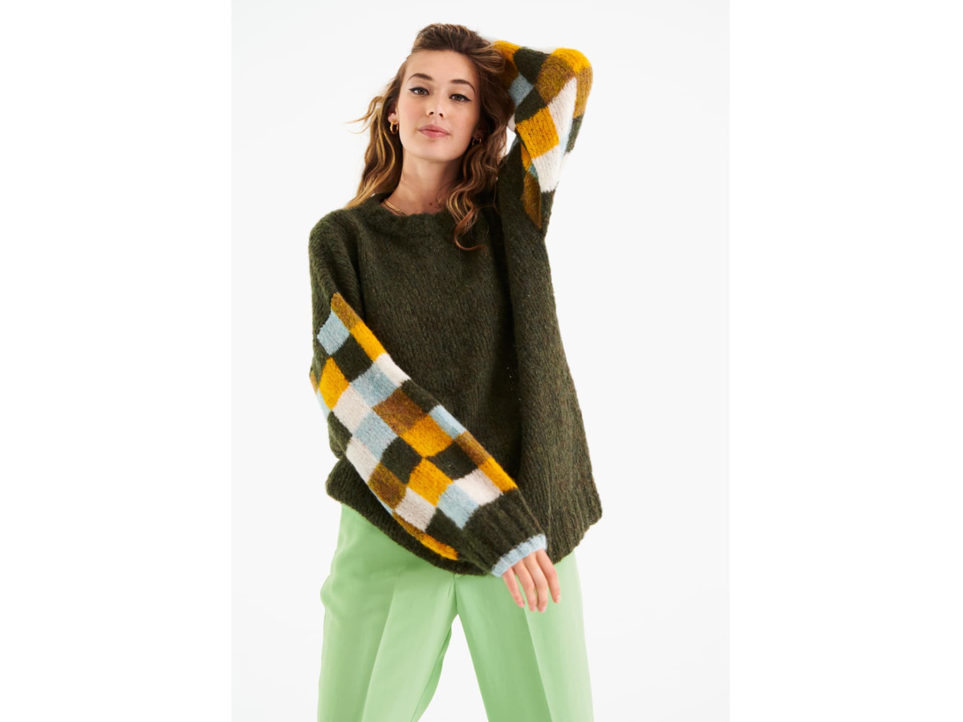 Model in Pullover mit karierten Ärmeln von Lana Grossa Model in Pullover mit karierten Ärmeln von Lana Grossa