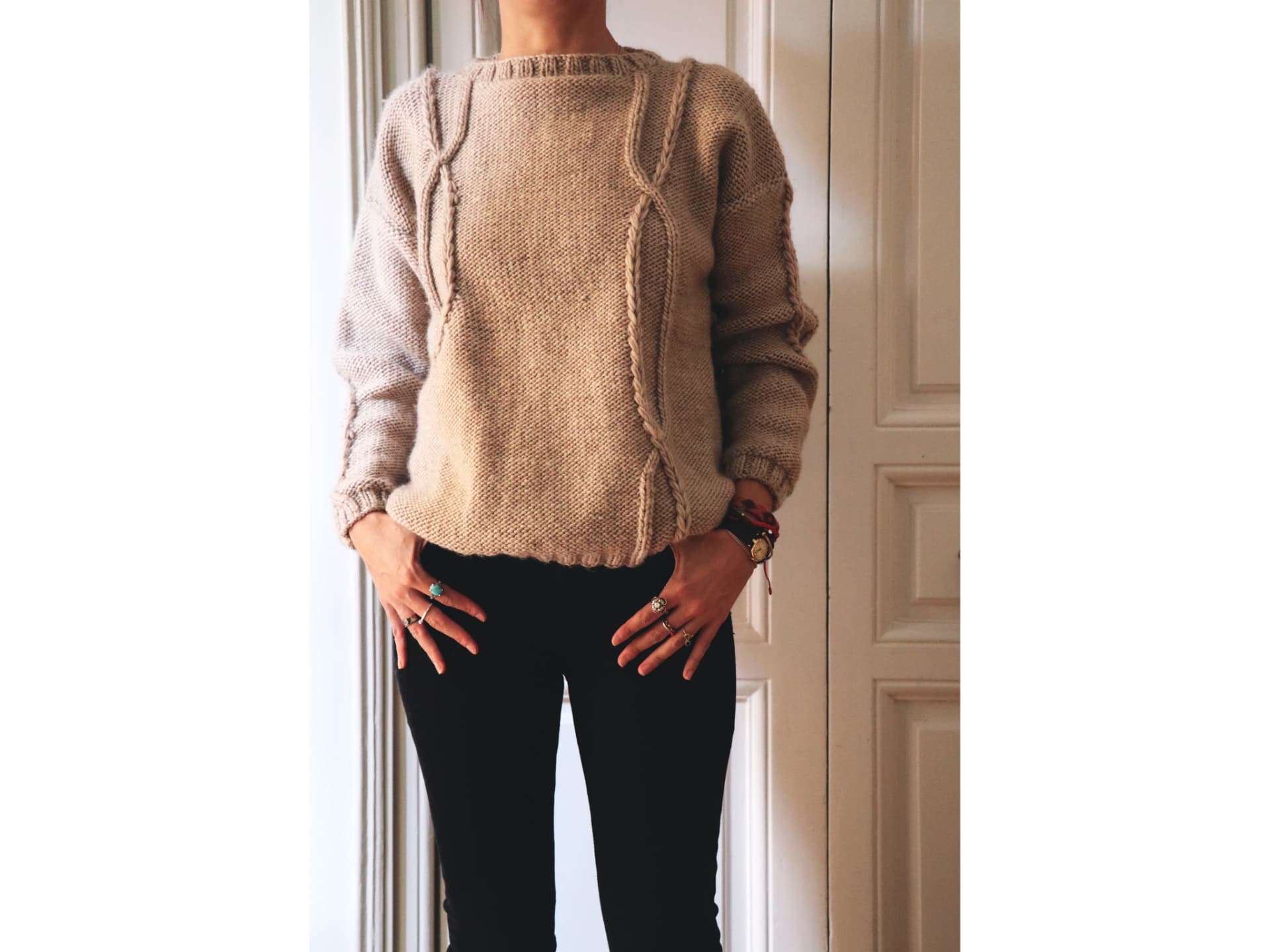 Strickanleitung für den Zopfmuster-Pullover von We Are Knitters Model in Zopfmuster-Pulli von We Are Knitters