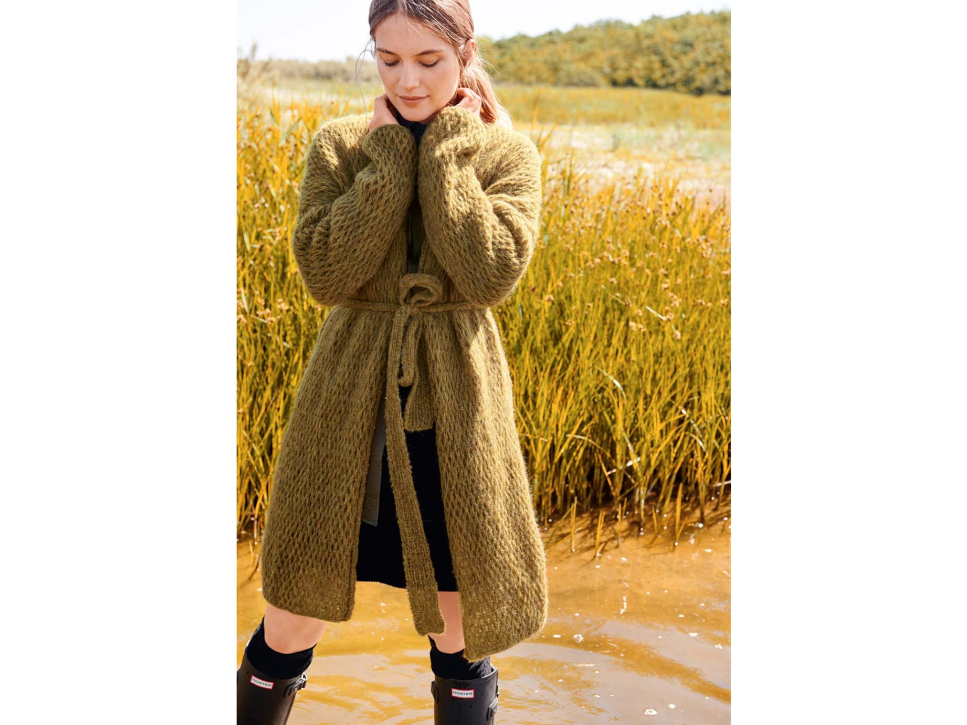 Strickanleitung für die lange Sommerjacke mit Hebemaschenmuster Model in langer Sommerjacke mit Hebemaschenmuster