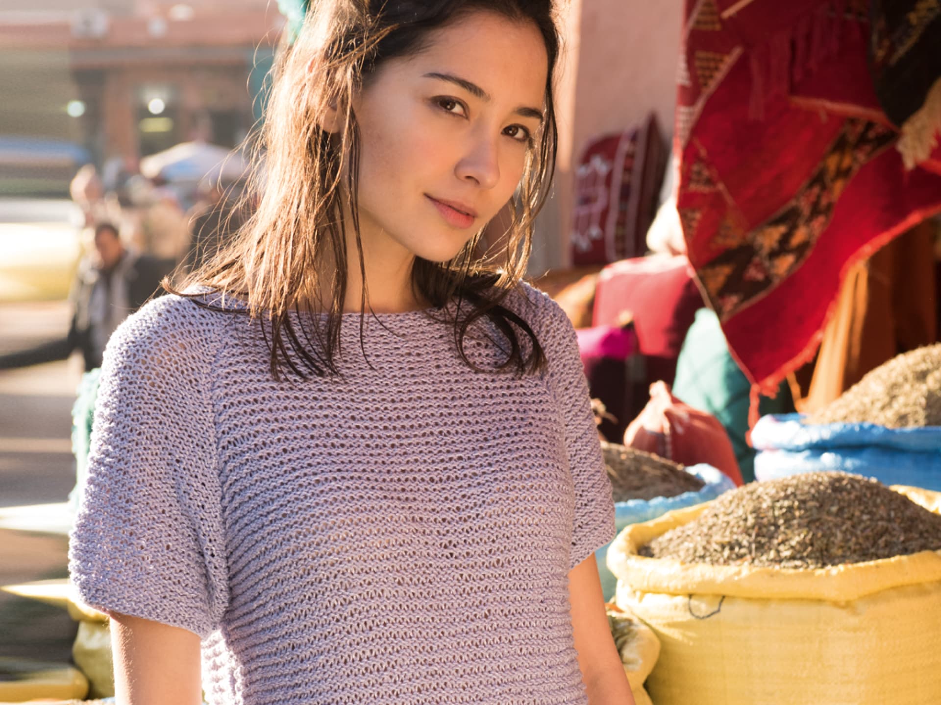 Model in fliederfarbenem Raglan-Sommerpullover Model in fliederfarbenem Raglan-Sommerpullover