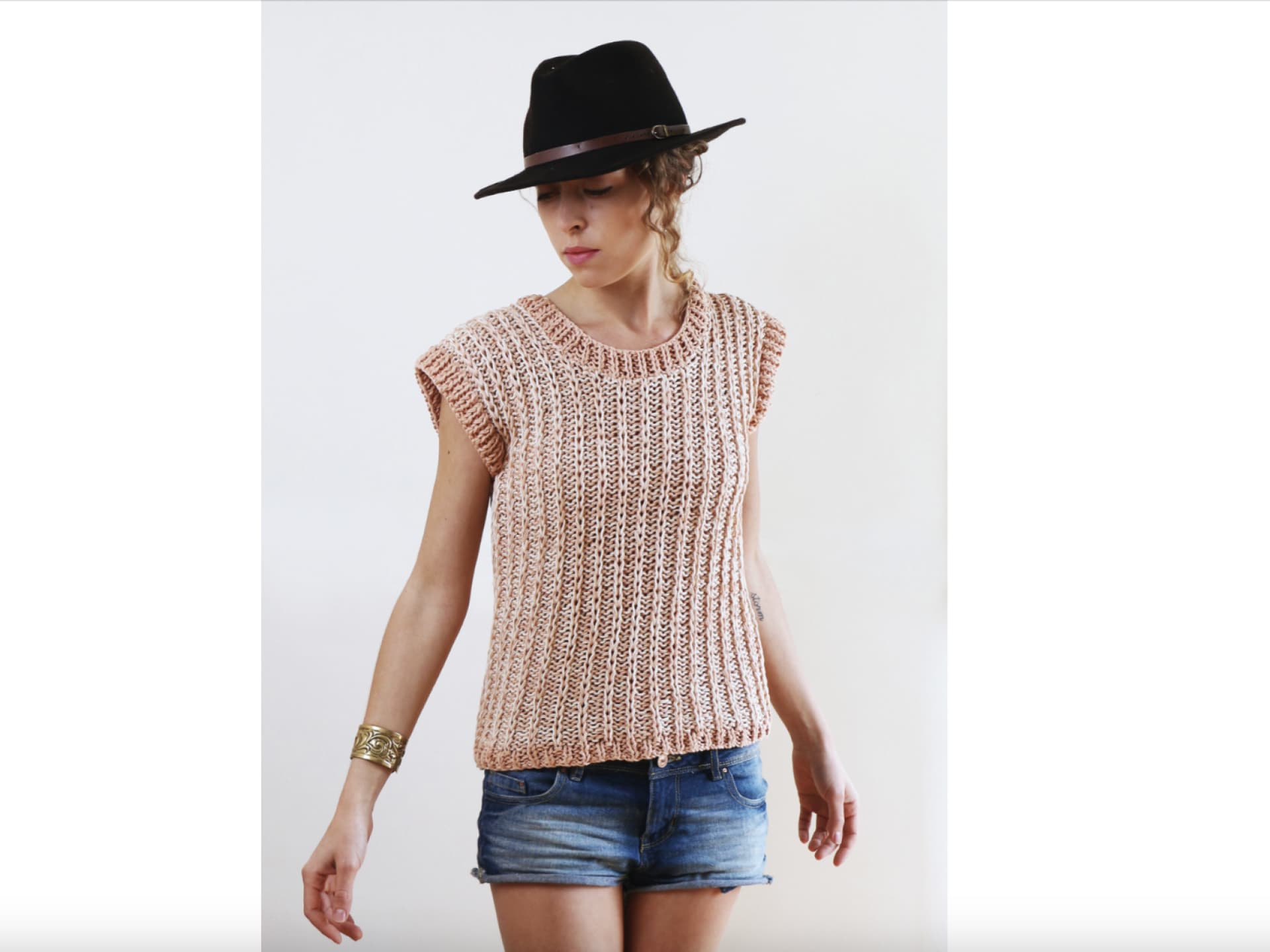 Model in Sommerpulli mit kurzen Armen von We Are Knitters Model in Sommerpulli mit kurzen Armen von We Are Knitters