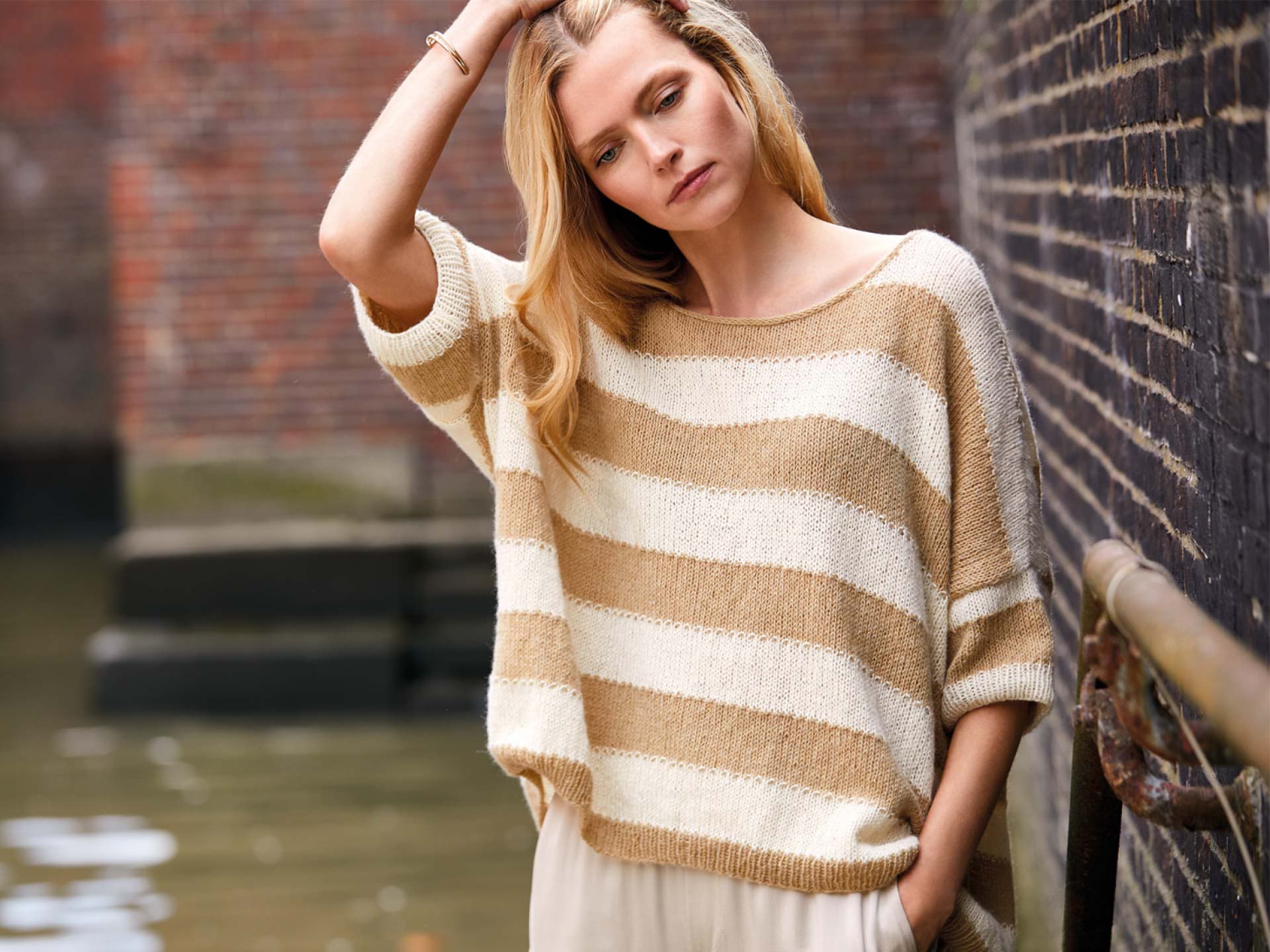 Model in Sommerpullover in Milchkaffetönen von Lana Grossa Model in Sommerpullover in Milchkaffetönen von Lana Grossa