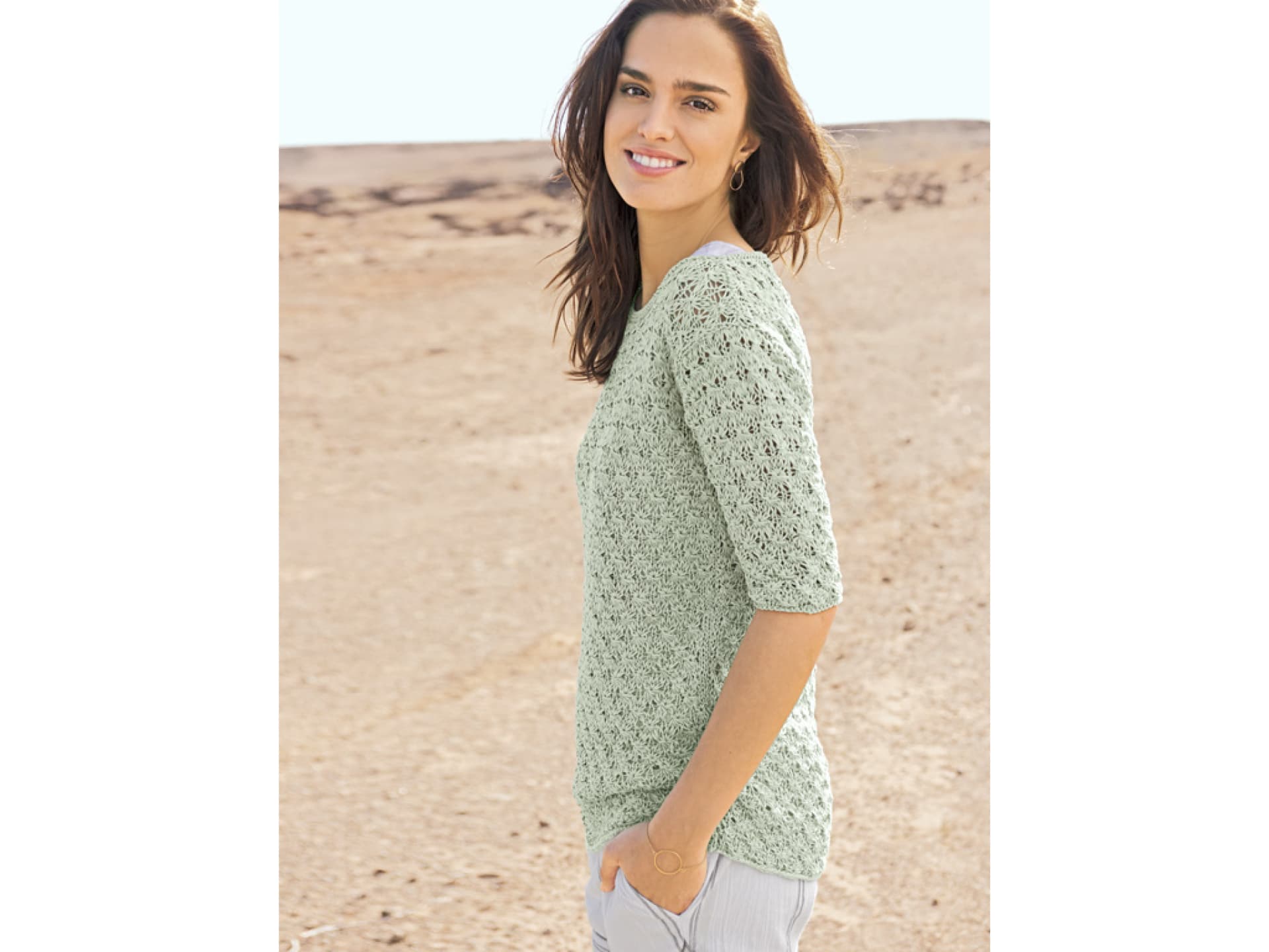Model in pastellgrünem Sommerpulli aus Wakame-Garn Model in pastellgrünem Sommerpulli aus Wakame-Garn