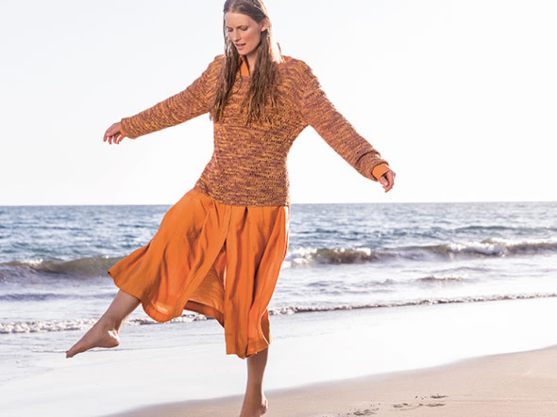 Model in orangefarbenem Sommerpullover Model in orangefarbenem Sommerpullover